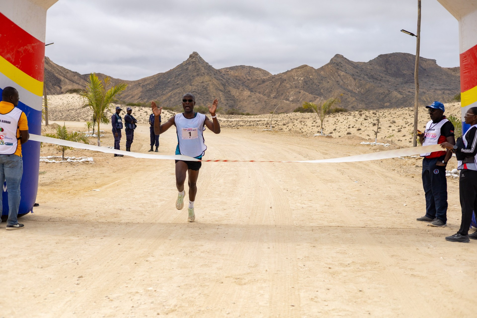 Atleta a cruzar a meta da Corrida dos Heróis entre as montanhas