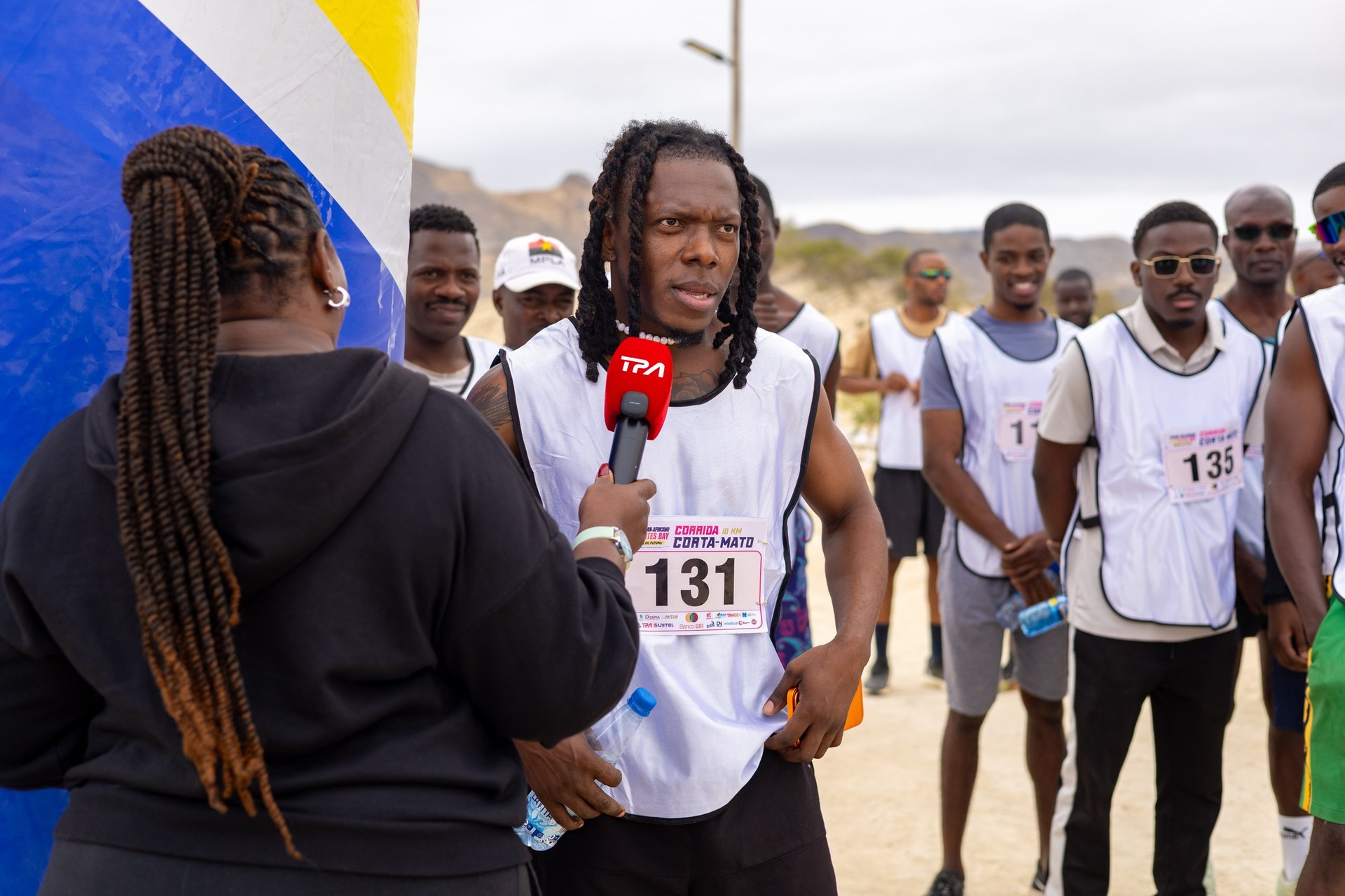 Participante da corrida a ser entrevistado após a prova