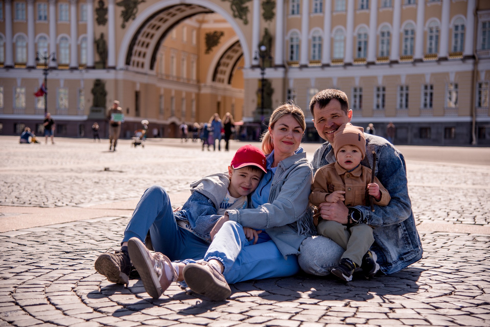 Семья в Питере. Питер классные места для семьи. Семья в Питере летом. Забота семья Питер.