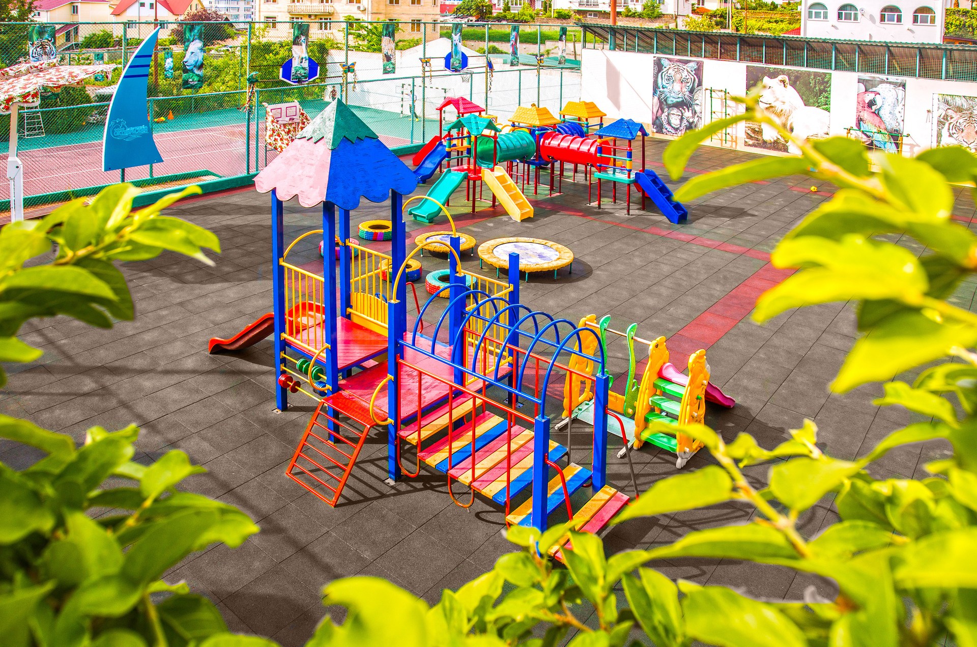 Детский городок в ривьере сочи. Деревянная детская площадка. Санаторий шексна лоо. Детские городки сочи. Детские городки сочи.