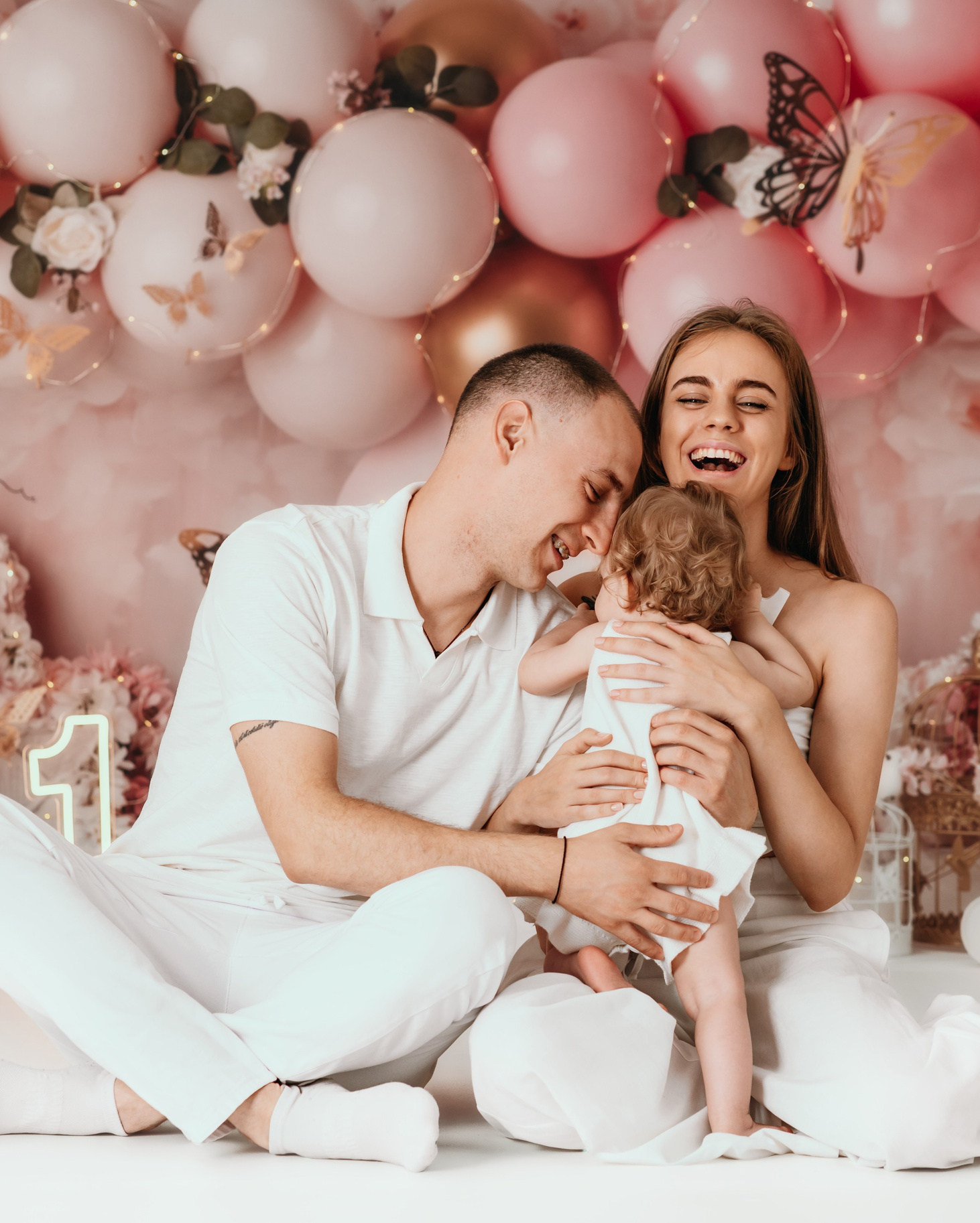 Porodično fotografisanje prvog rođendana – mama, tata i beba na cake smash slikanju u Beogradu