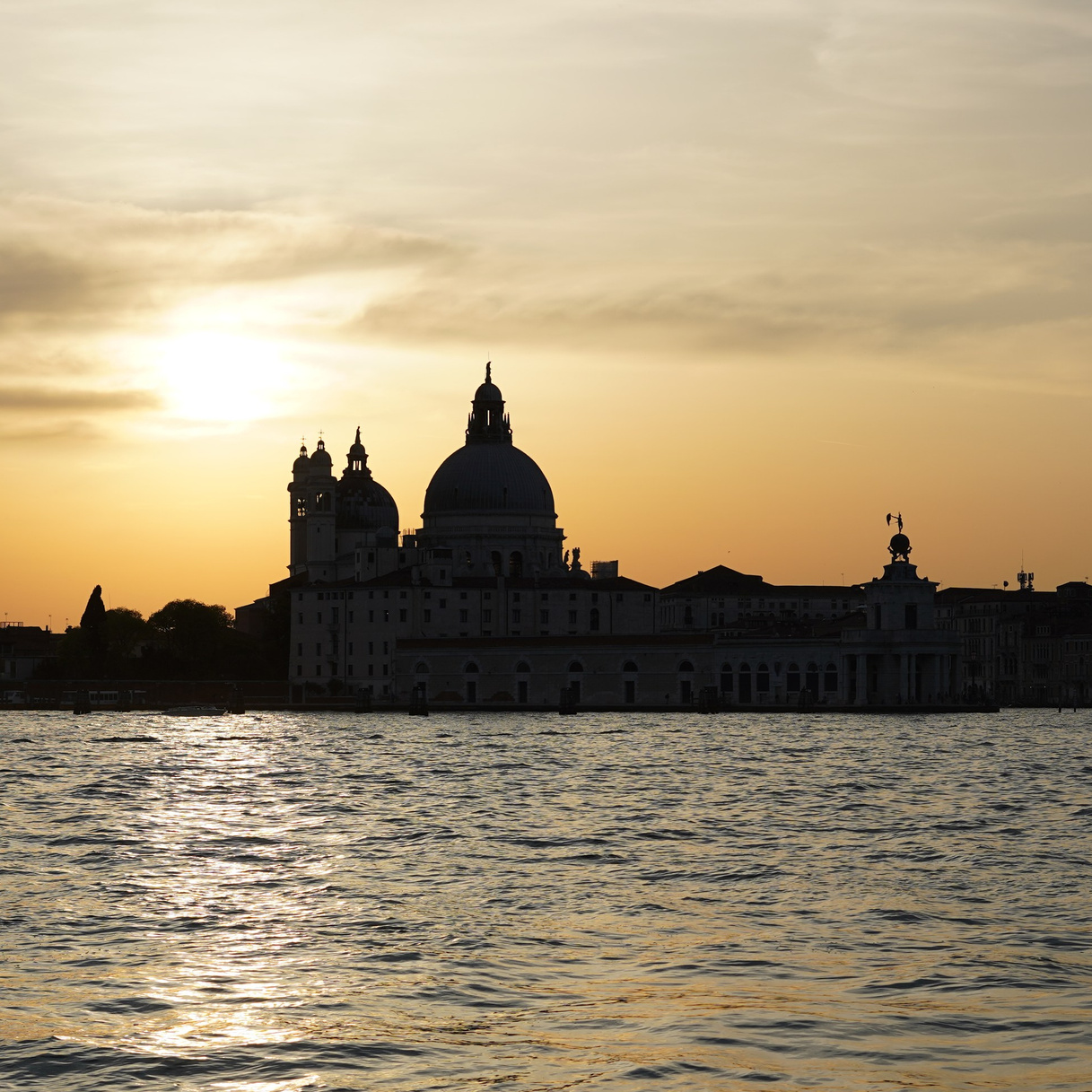  Dreamy photoshoot Venice with soft light, pastel colors, and ethereal styling.