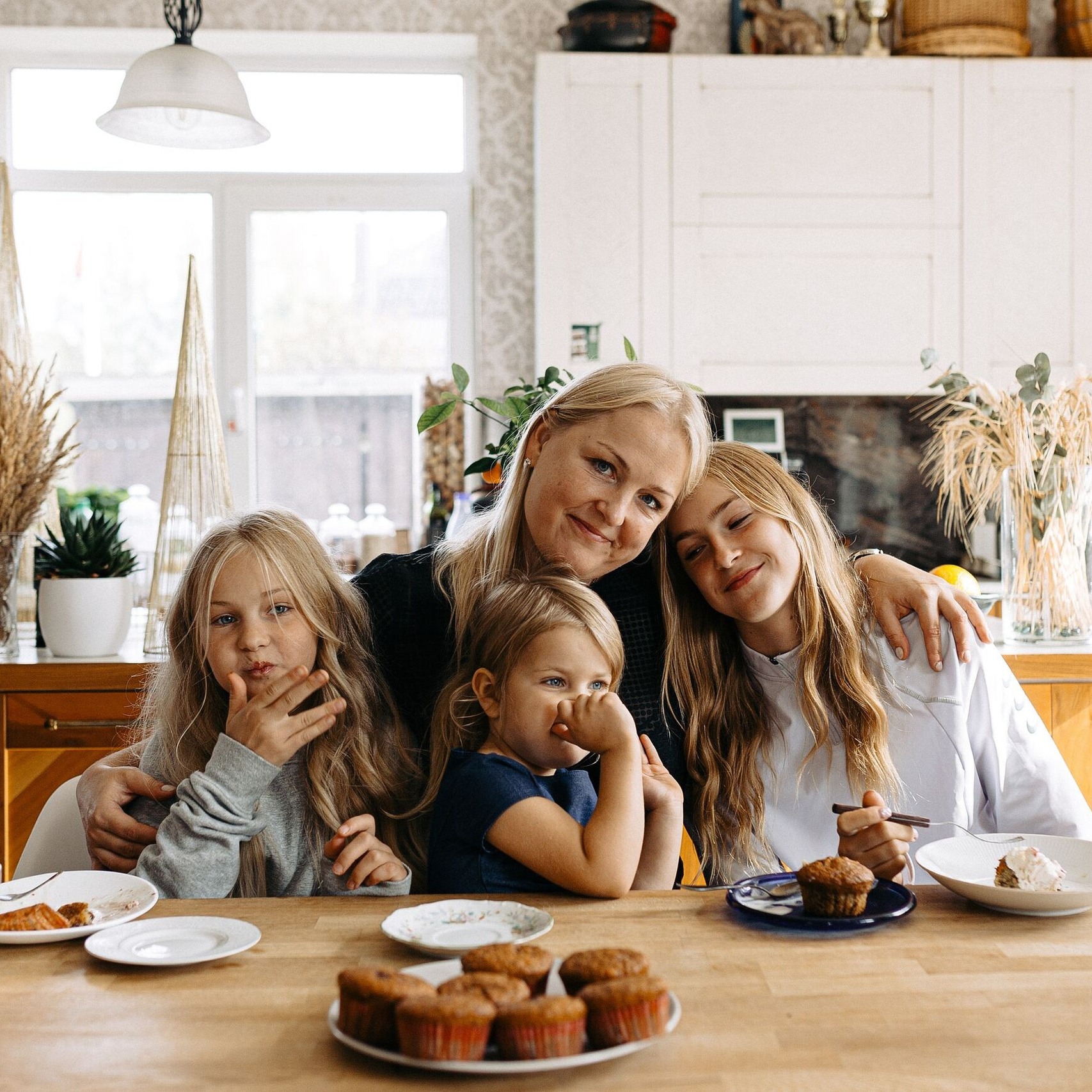 IETEIKUMI ĢIMENES FOTOSESIJAI MĀJĀS (skraidošie bērni)
