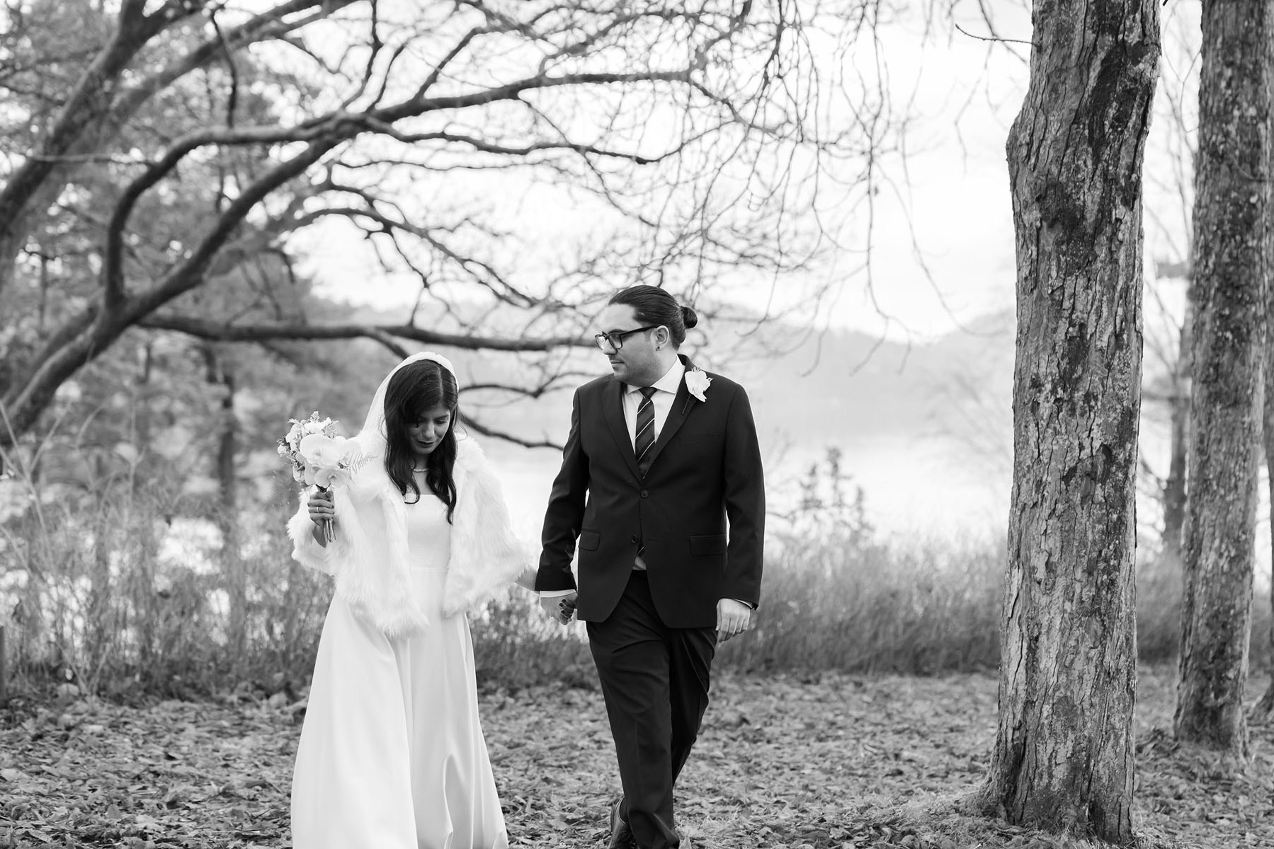 Bryllupsfotograf i Porsgrunn, Telemark, brudeparet danser i naturen