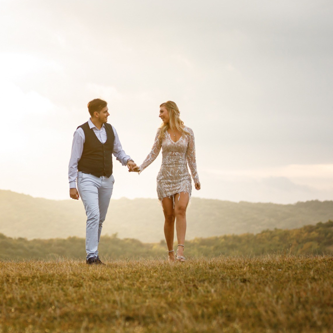 Romantična šetnja mladenaca po livadi uz jesenji zalazak sunca - nezaboravno iskustvo i pohvala za najboljeg fotografa