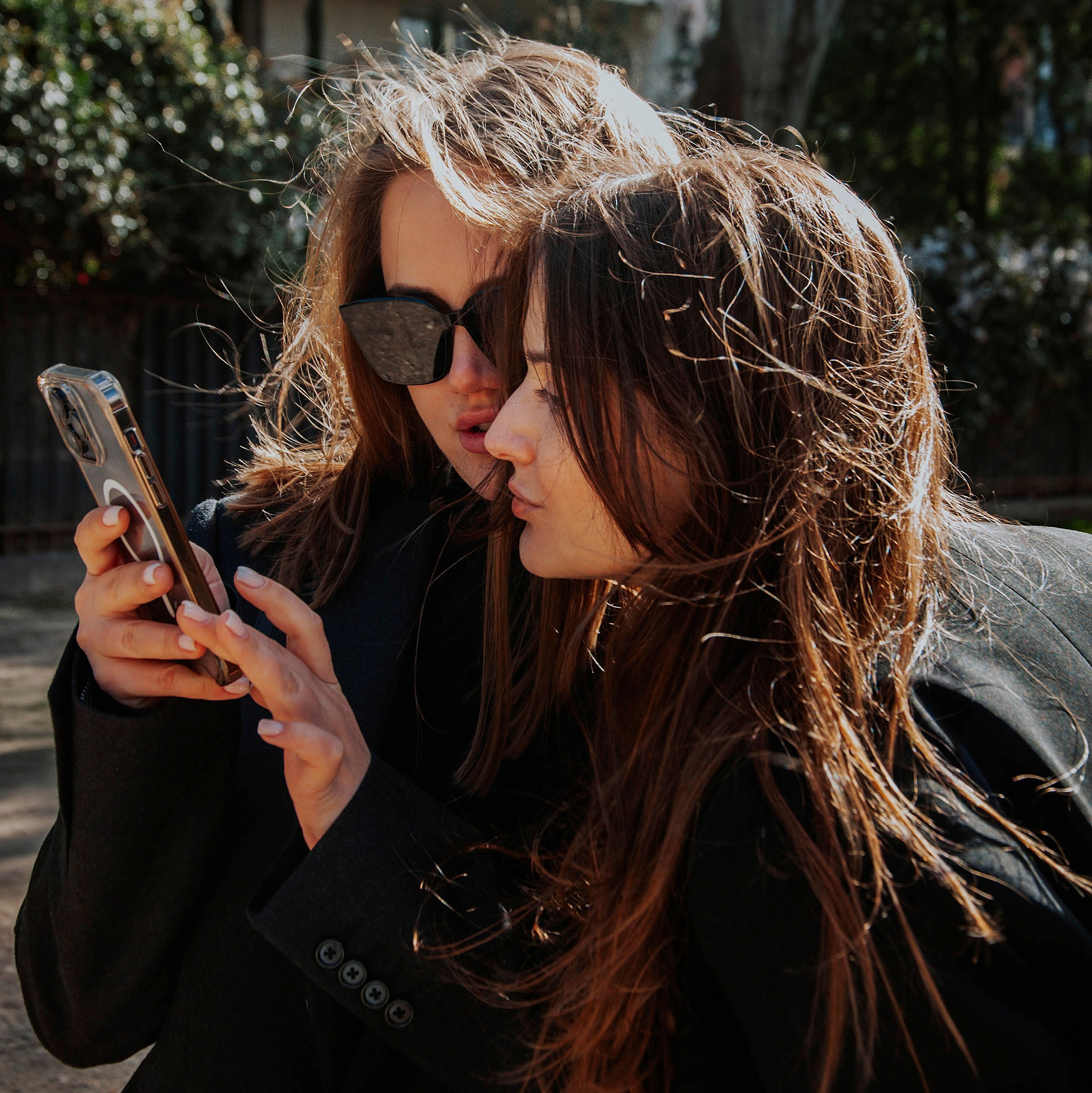 Две подруги смотрят свои фотографии после фотосессии в Париже
