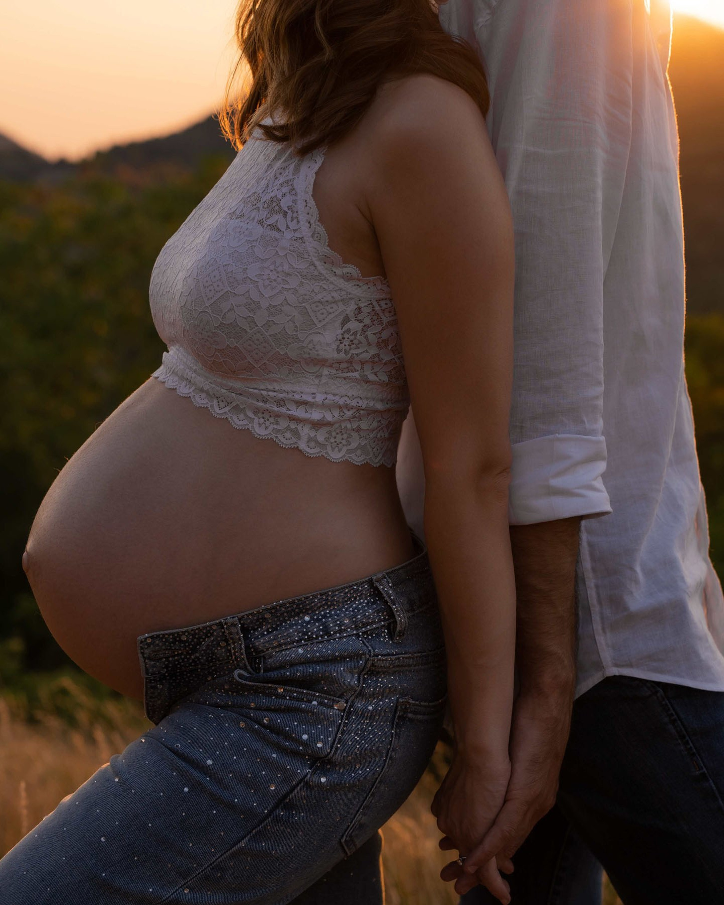 Futuri genitori durante un servizio fotografico di gravidanza nella natura dei Colli Euganei, vicino a Padova.