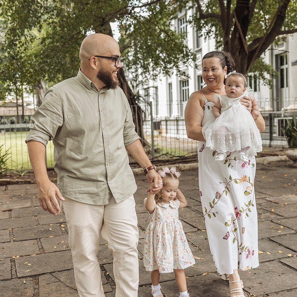 Família a caminho da cerimônia de batizado no Colégio Militar, Rio de Janeiro