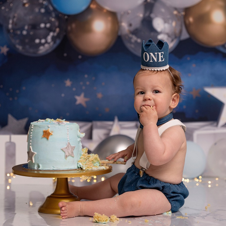 Happy 1-year-old baby. Cake smash photo session.