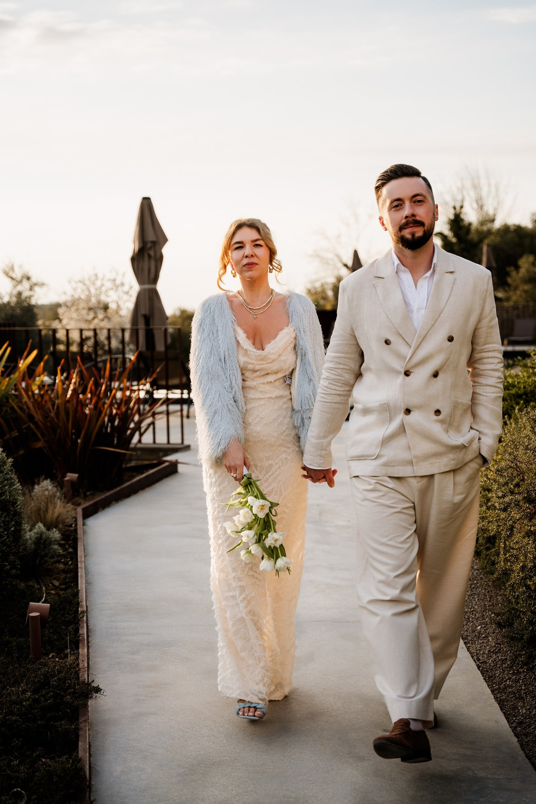 Mladenci uhvaćeni u trenutku hodanja tokom wedding shootinga.
