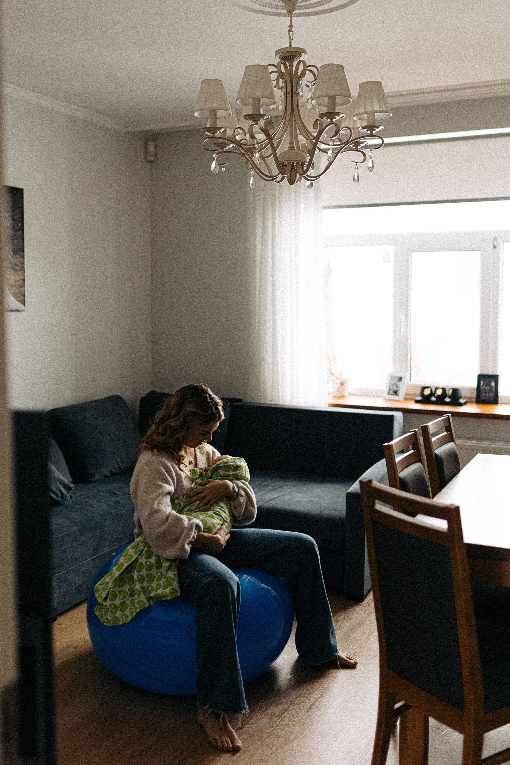 IETEIKUMI ĢIMENES FOTOSESIJAI MĀJĀS