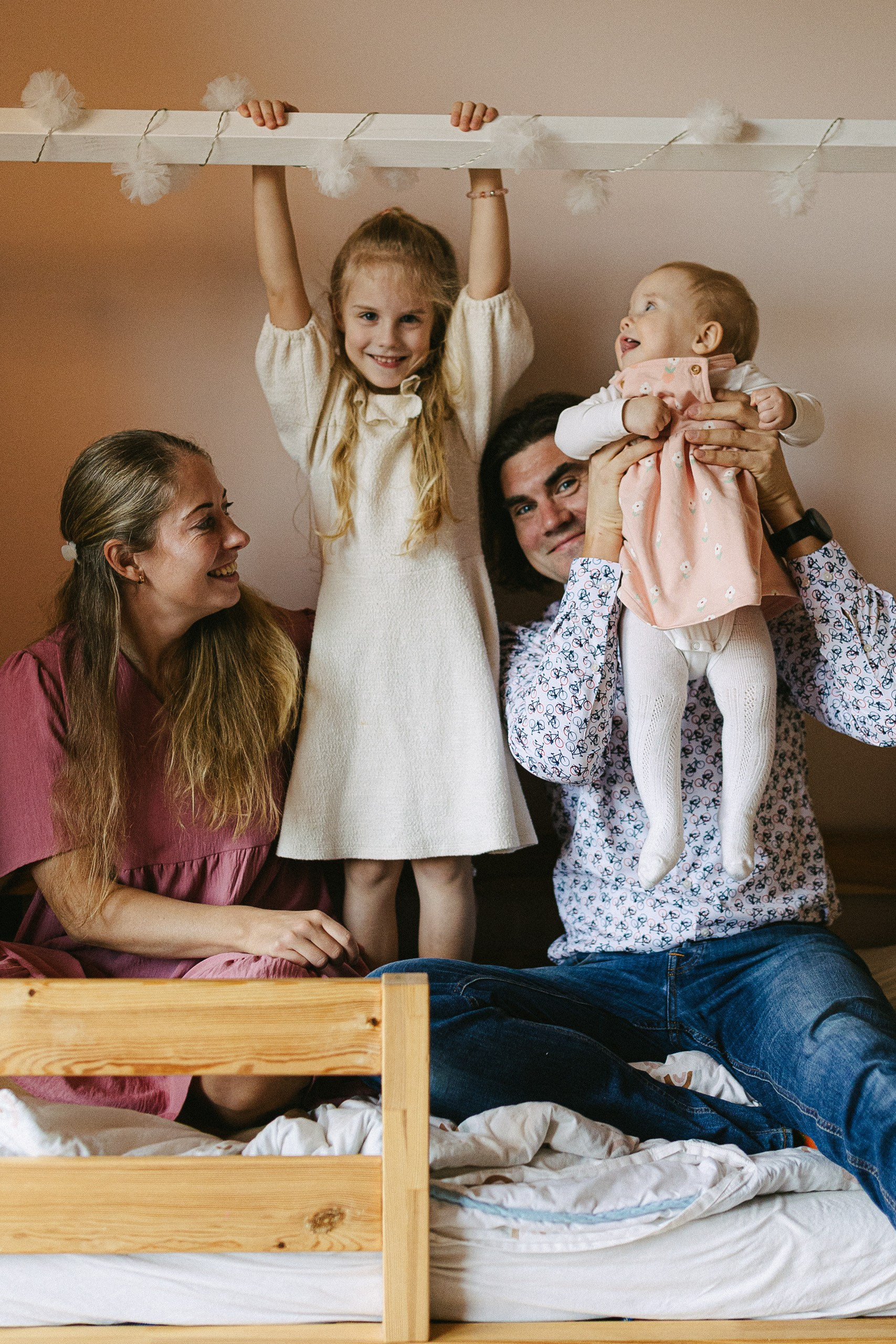 IETEIKUMI ĢIMENES FOTOSESIJAI MĀJĀS (skraidošie bērni)