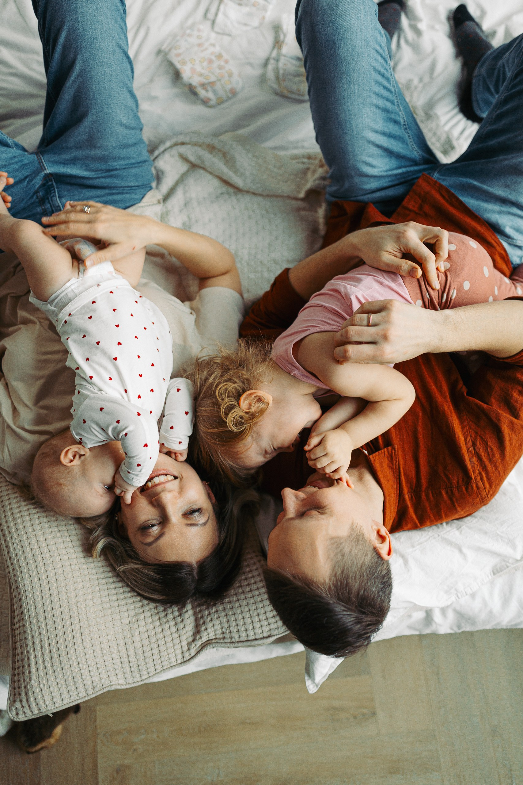 IETEIKUMI ĢIMENES FOTOSESIJAI MĀJĀS