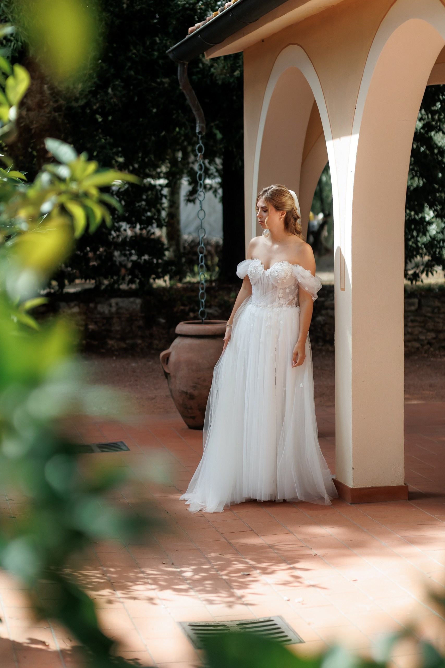 Braut in fließendem Kleid an einer mediterranen Villa, Hochzeitsfotografie in Alicante, Costa Blanca