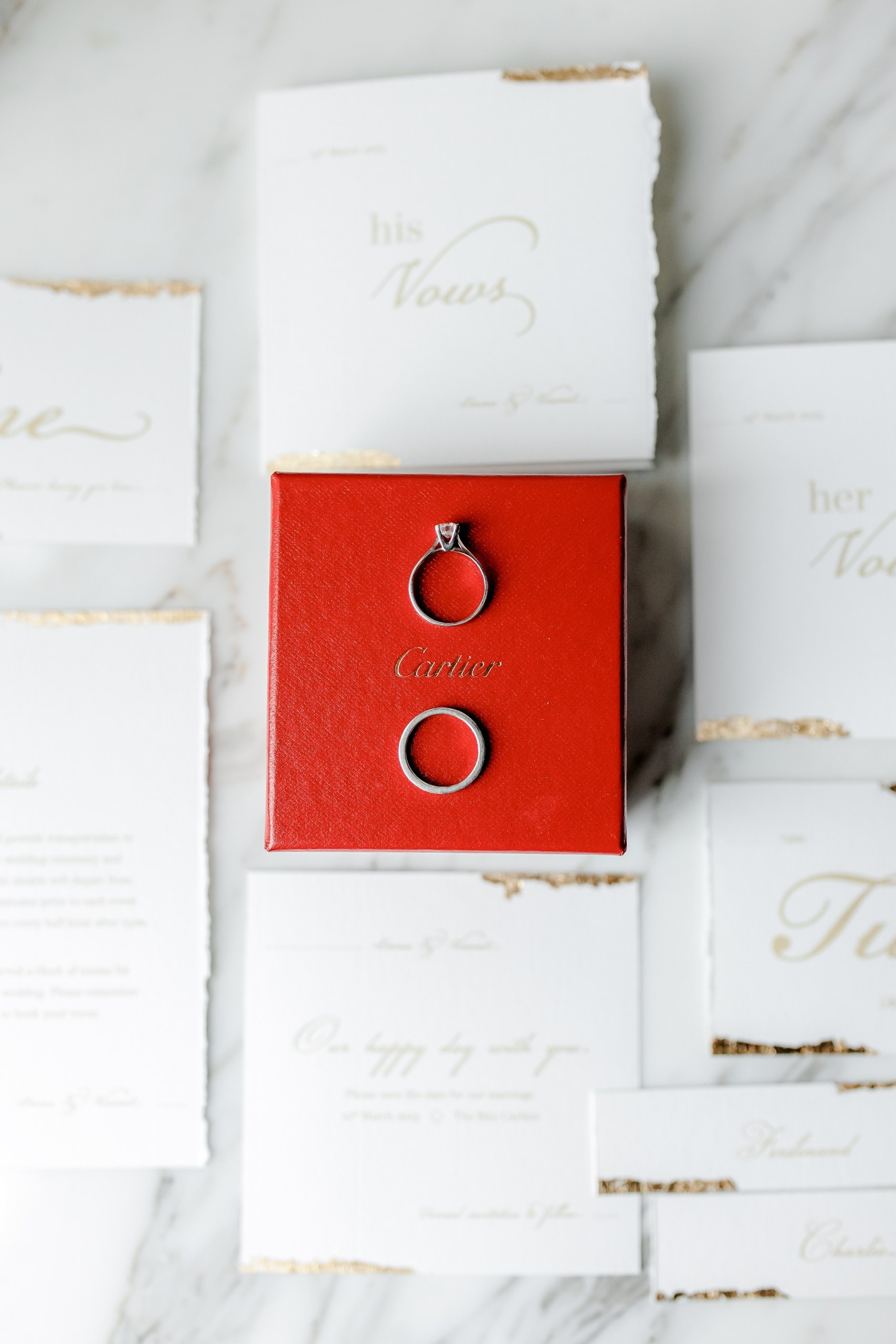 Eheringe in roter Cartier-Box mit Hochzeitspapeterie – Hochzeitsreportage Berlin | Nataliia Schütze