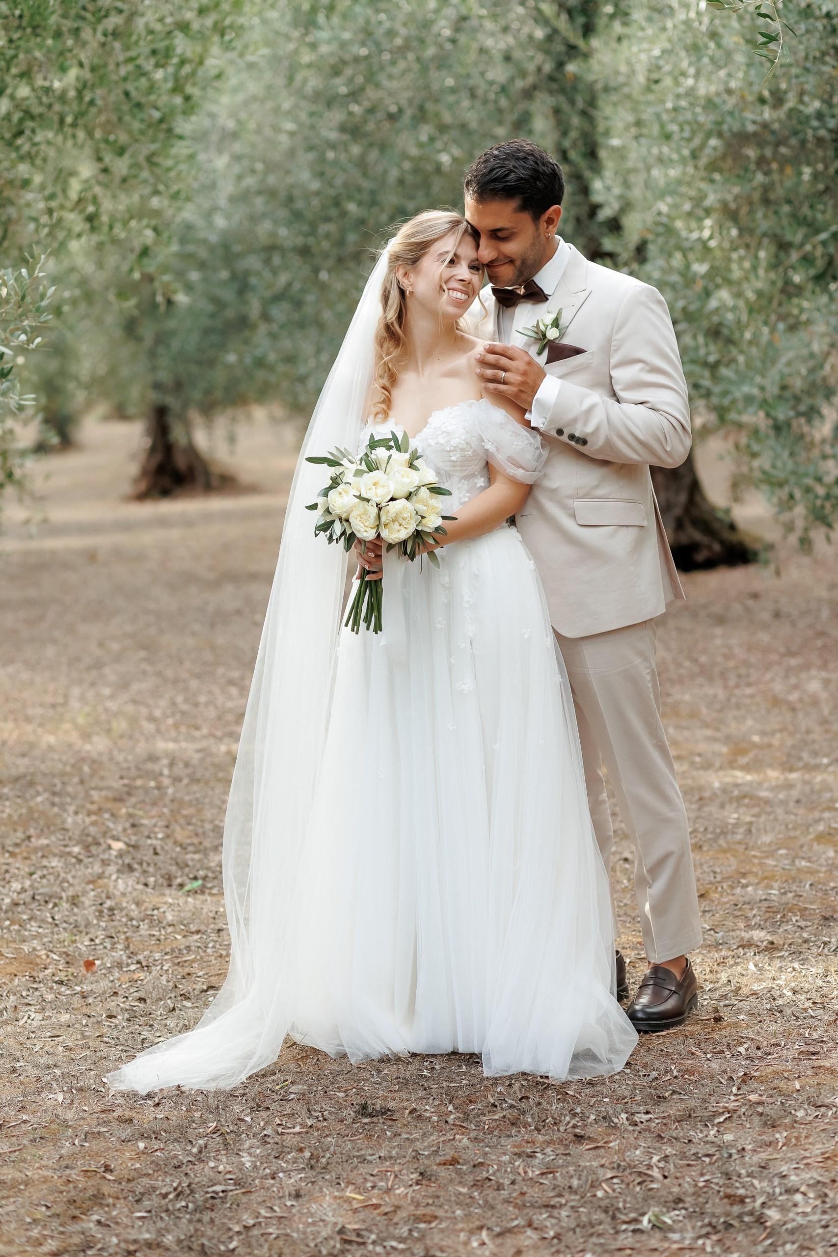 Brautpaar in inniger Umarmung im Olivenhain, Hochzeitsfotografie in Alicante an der Costa Blanca
