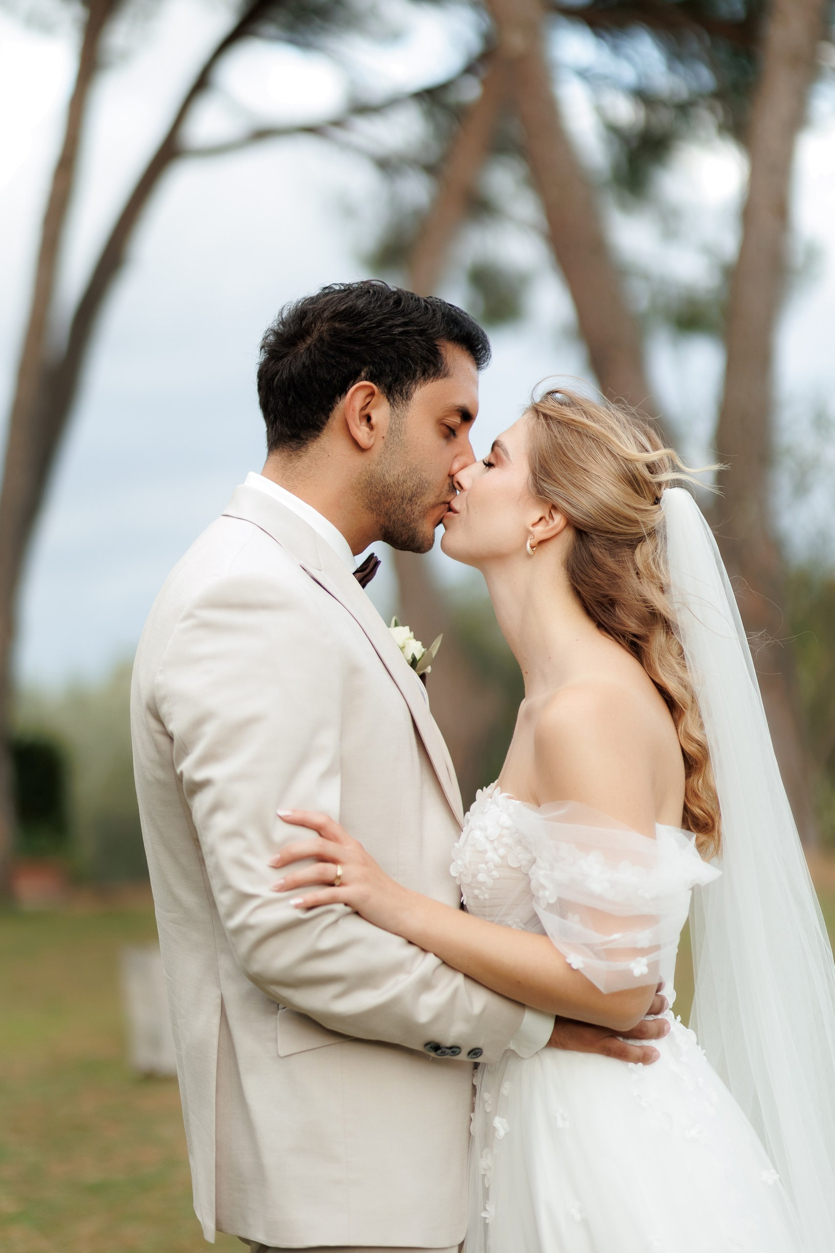 Brautpaar küsst sich im warmen Licht, romantische Hochzeitsfotografie in Alicante, Costa Blanca