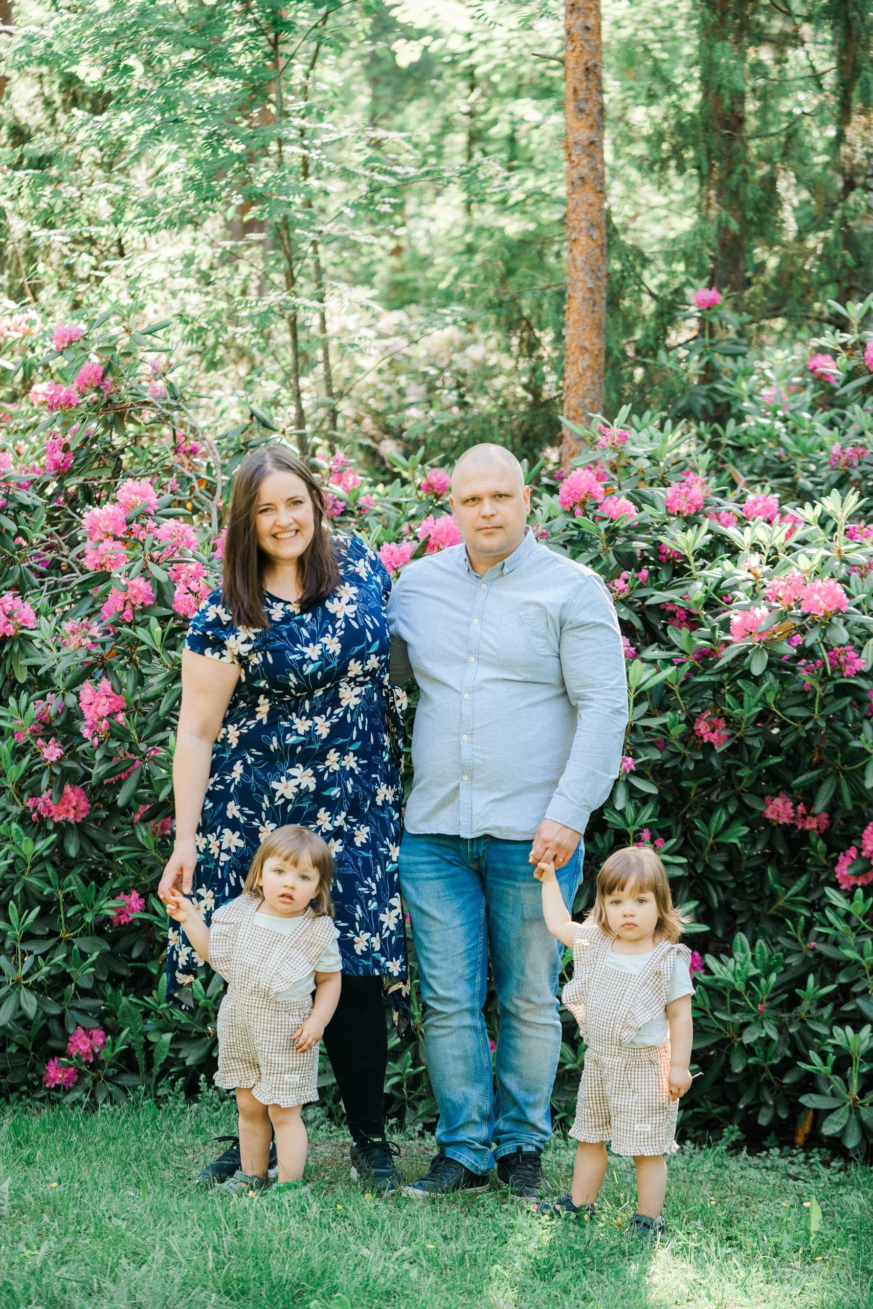 Perhekuvaus alppiruusupuistossa