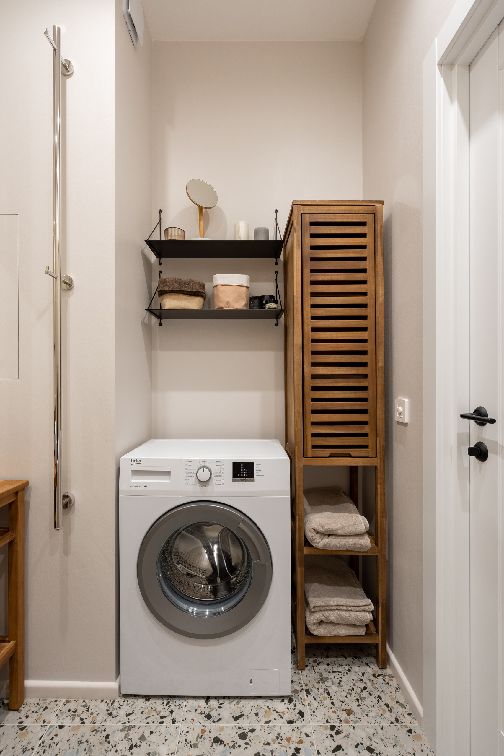 Ванная комната со светлой плиткой, душевой кабиной, умывальником и зеркалом.