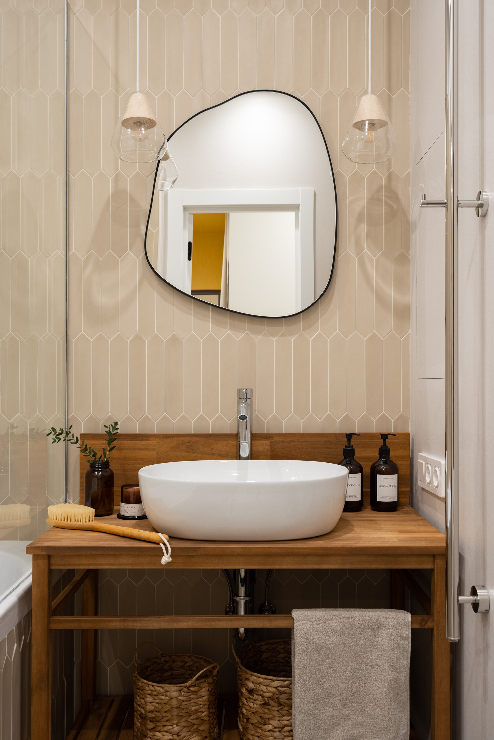 Санузел с ванной, унитазом, раковиной и зеркалом.