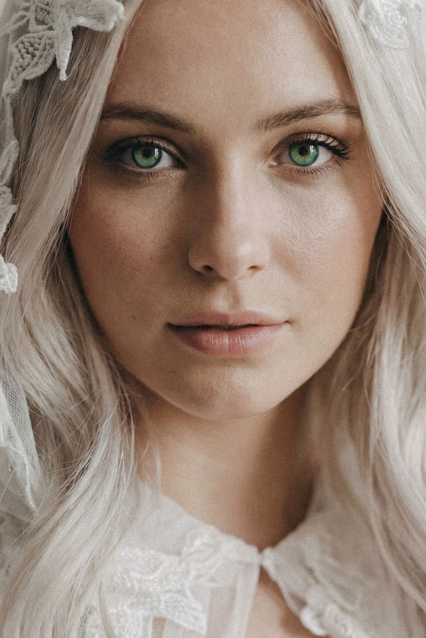 молодой человек на фоне красной кирпичной стены