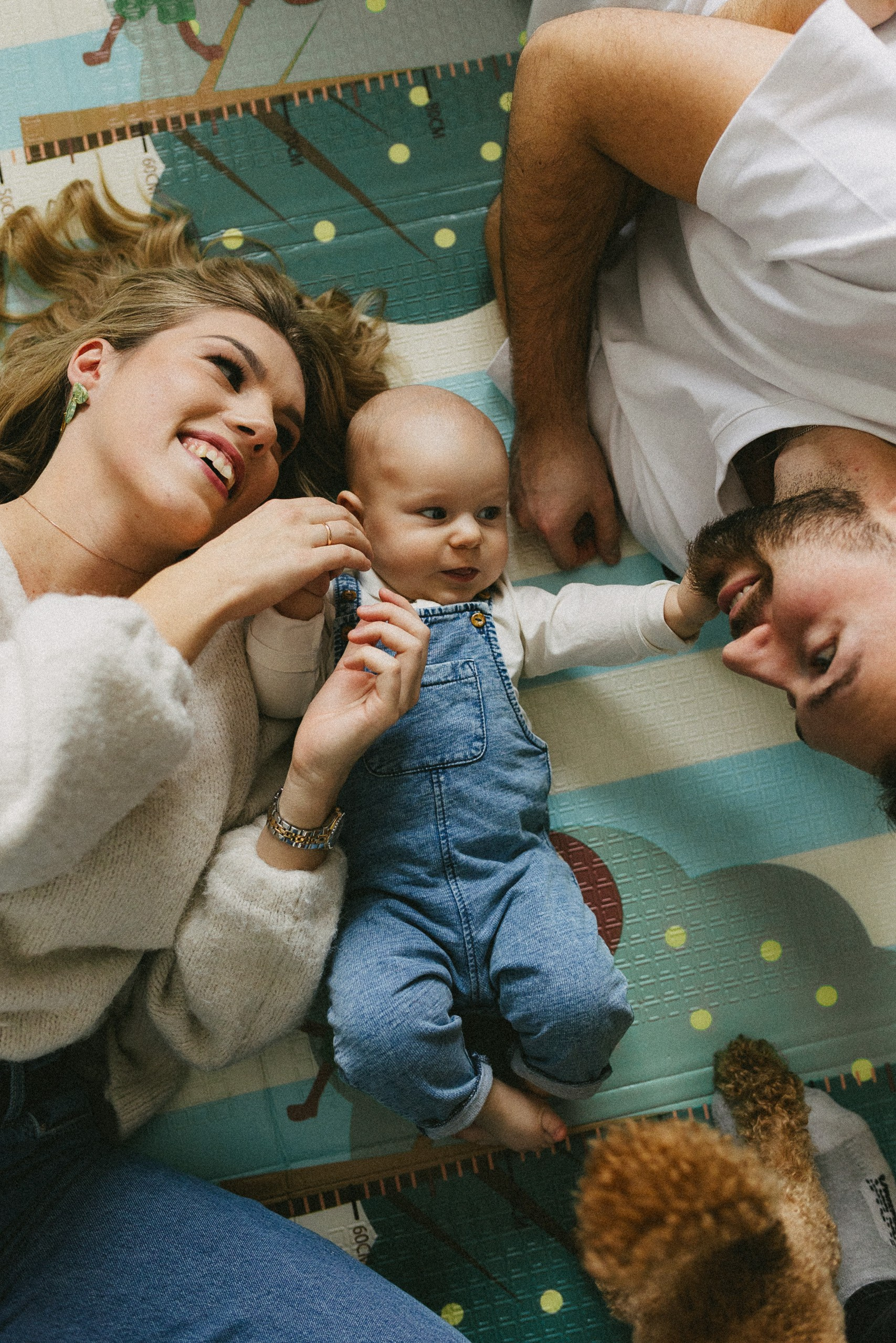 IETEIKUMI ĢIMENES FOTOSESIJAI MĀJĀS