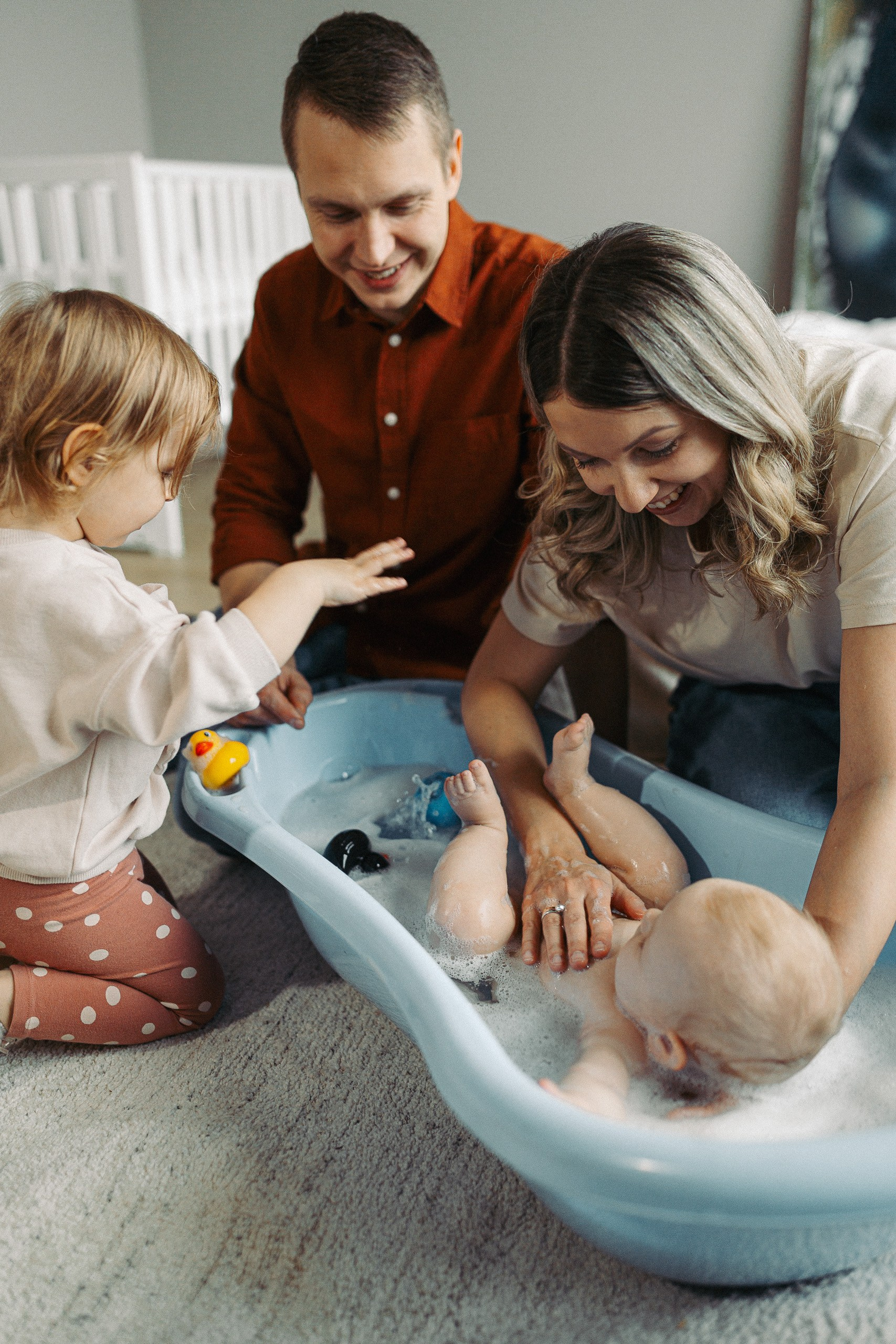 IETEIKUMI ĢIMENES FOTOSESIJAI MĀJĀS