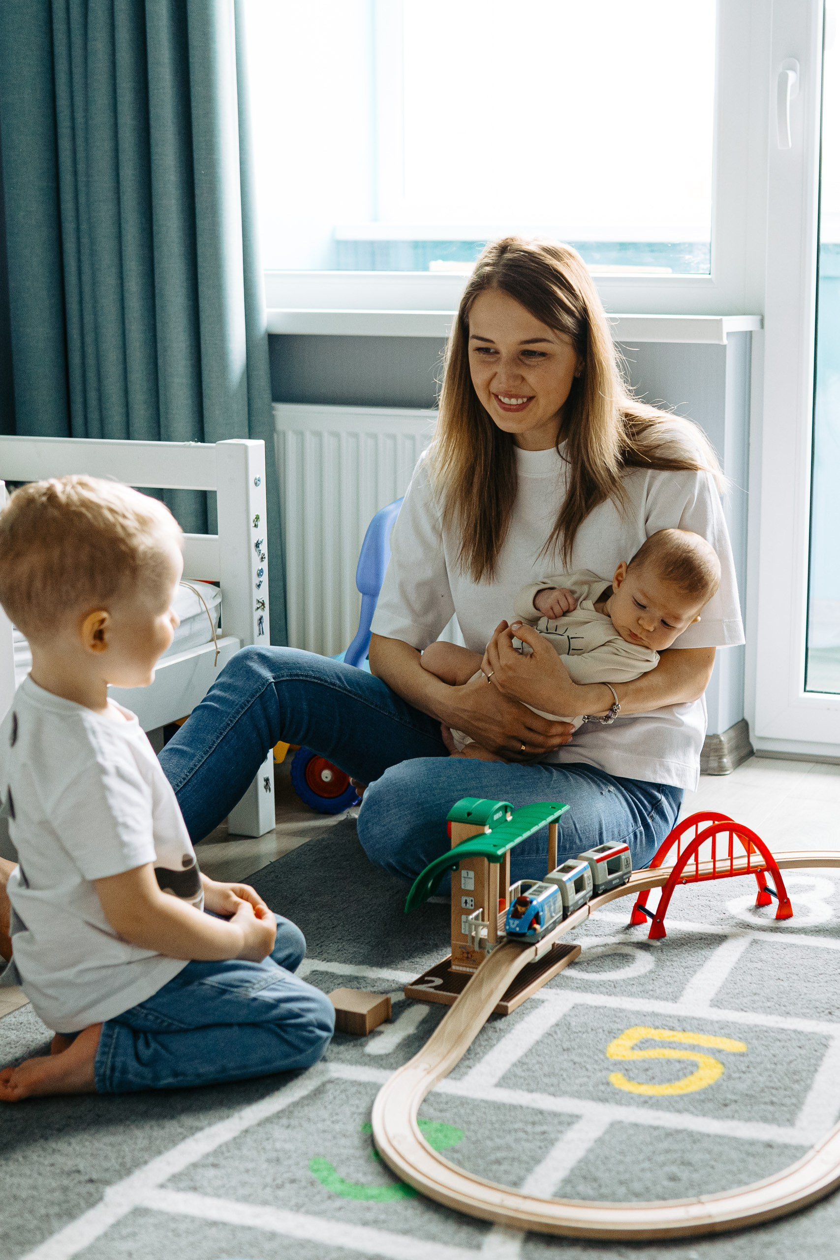 IETEIKUMI ĢIMENES FOTOSESIJAI MĀJĀS (skraidošie bērni)
