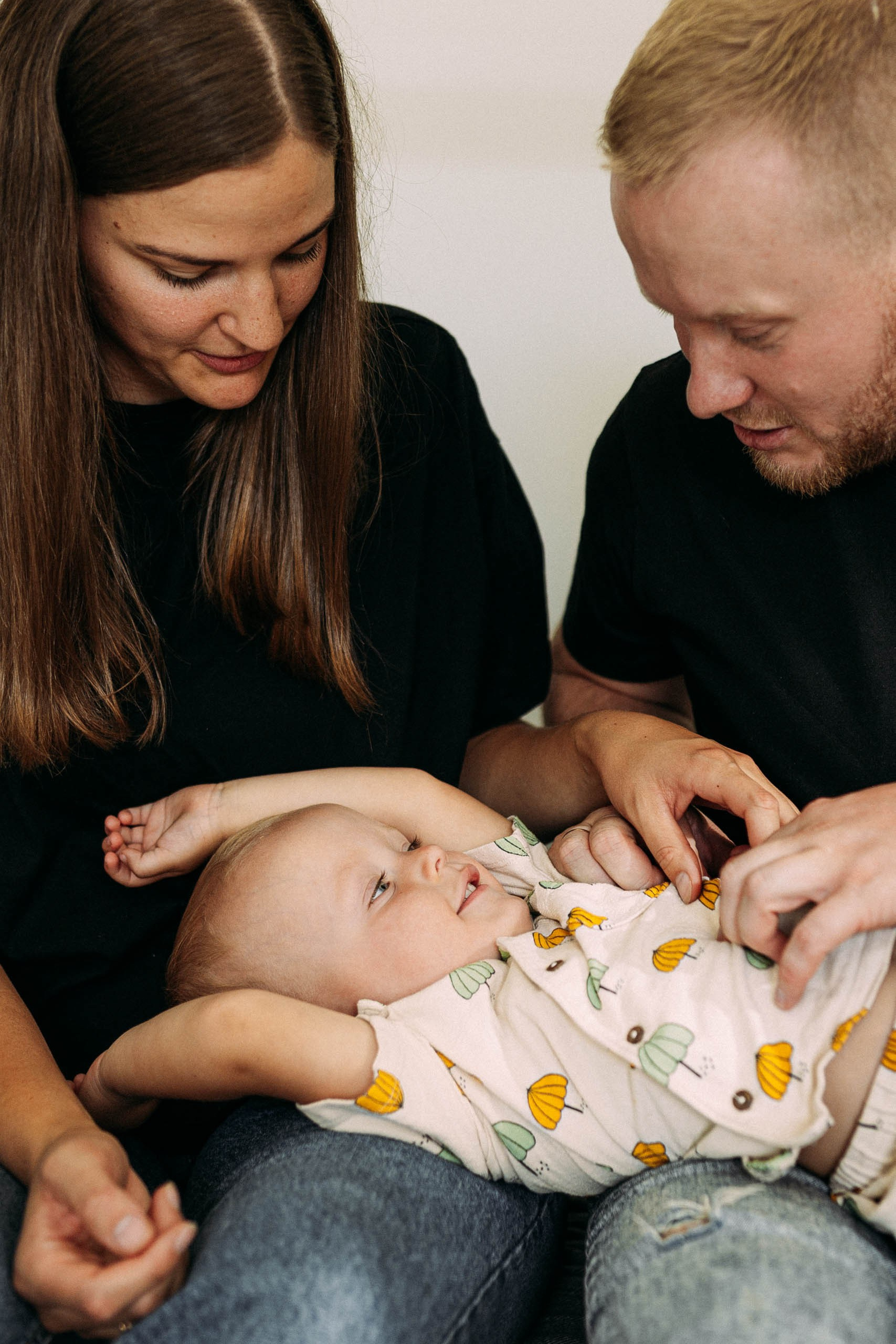 IETEIKUMI ĢIMENES FOTOSESIJAI MĀJĀS (skraidošie bērni)