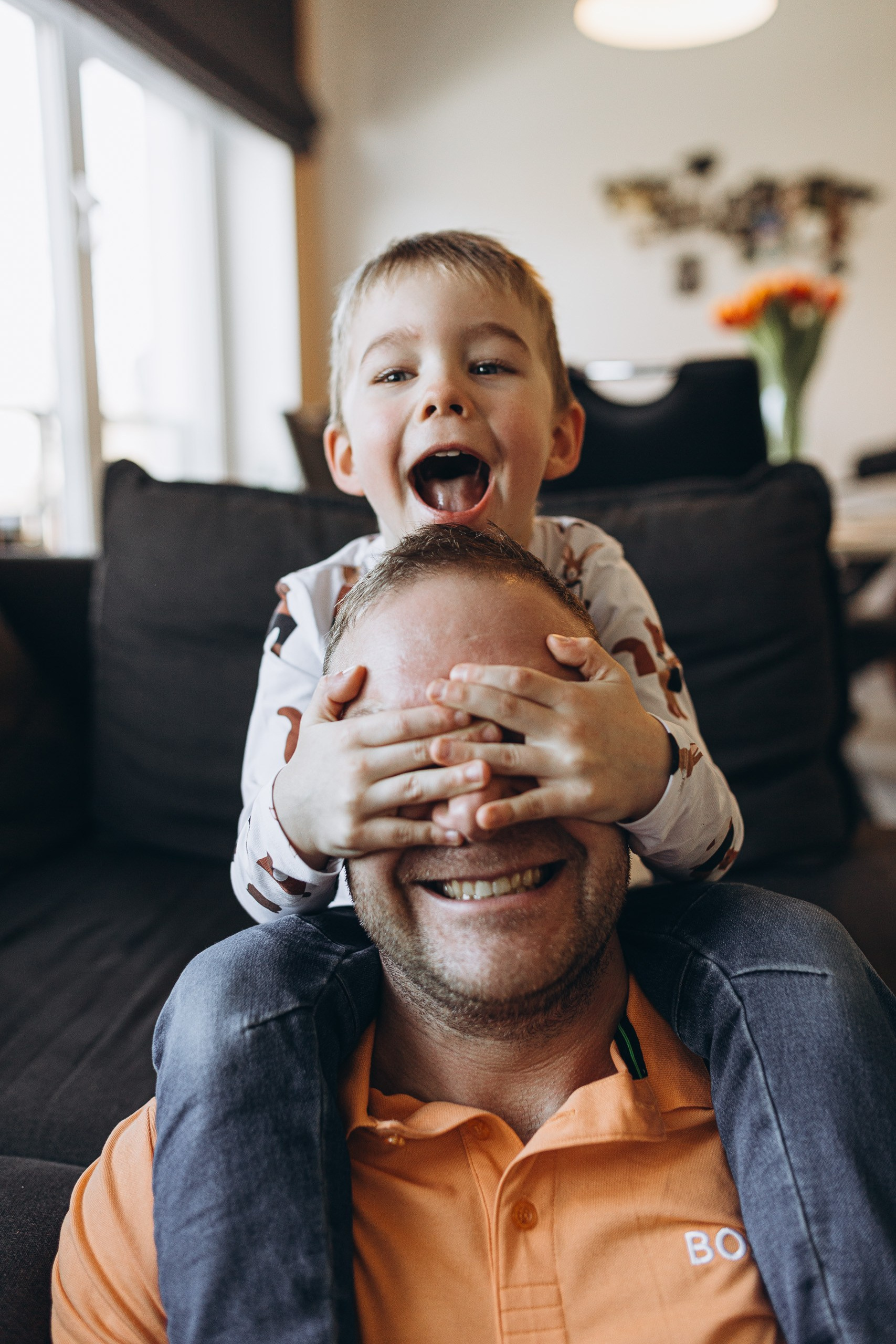 IETEIKUMI ĢIMENES FOTOSESIJAI MĀJĀS (skraidošie bērni)