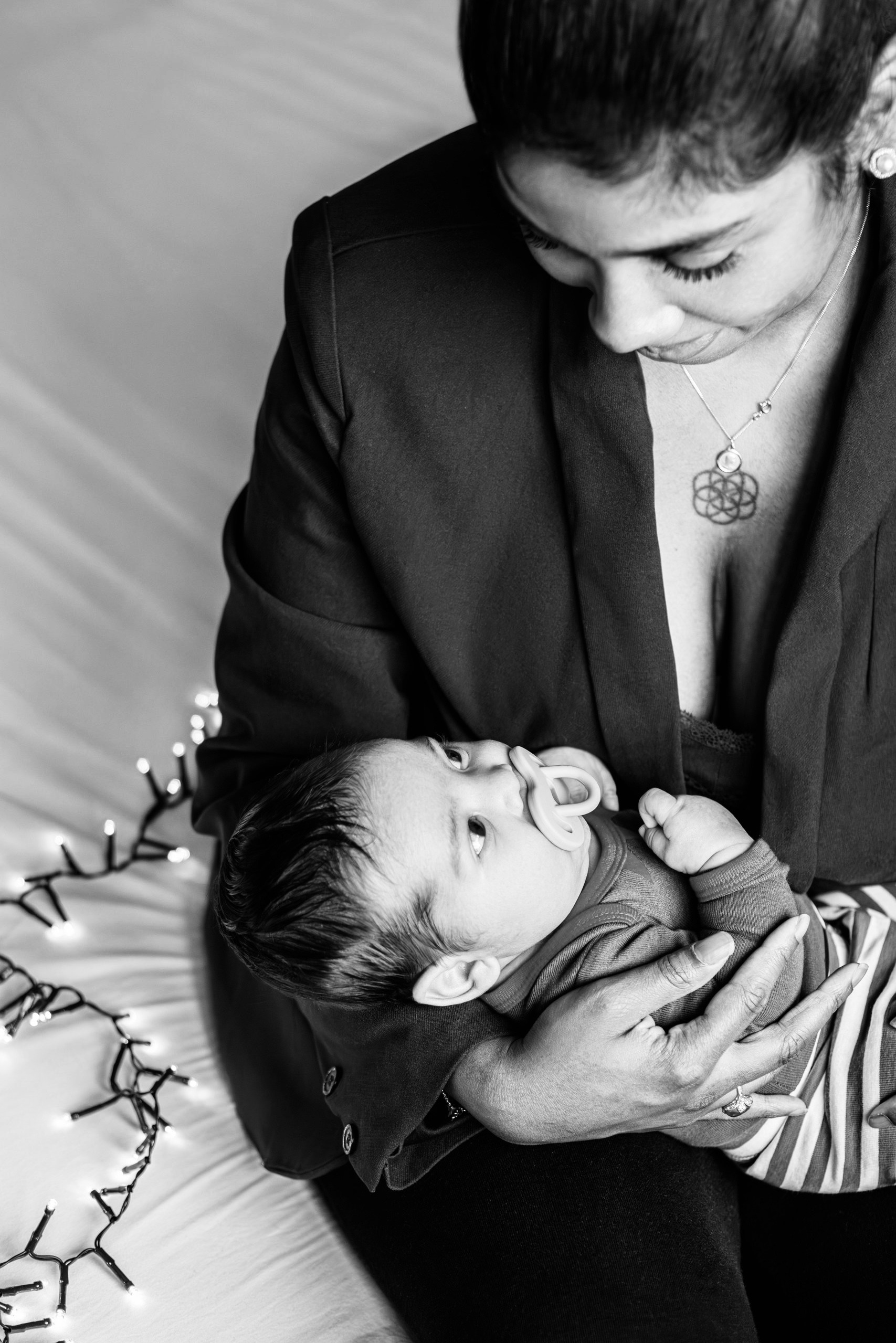 Maman tenant son bébé dans une ambiance douce, photographie bébé en famille à Toulouse