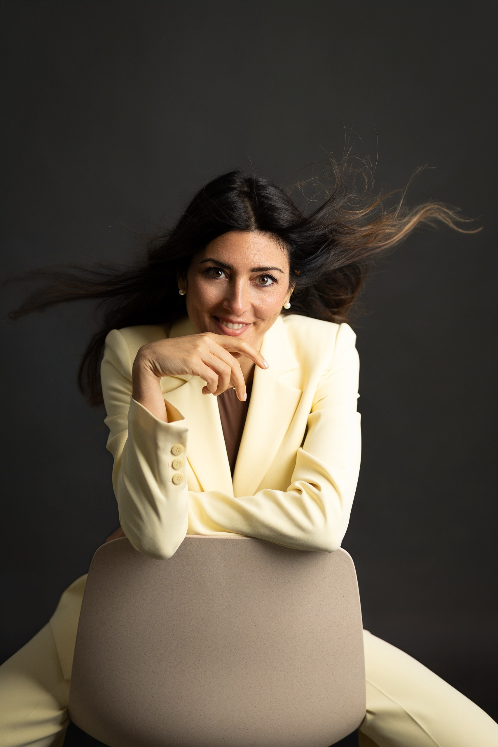 Sessione Fotografica di Ritratto in Studio Milano. Fotografa di matrimonio a Milano e in Lombardia. Racconto matrimoni con uno stile naturale, elegante e senza pose forzate