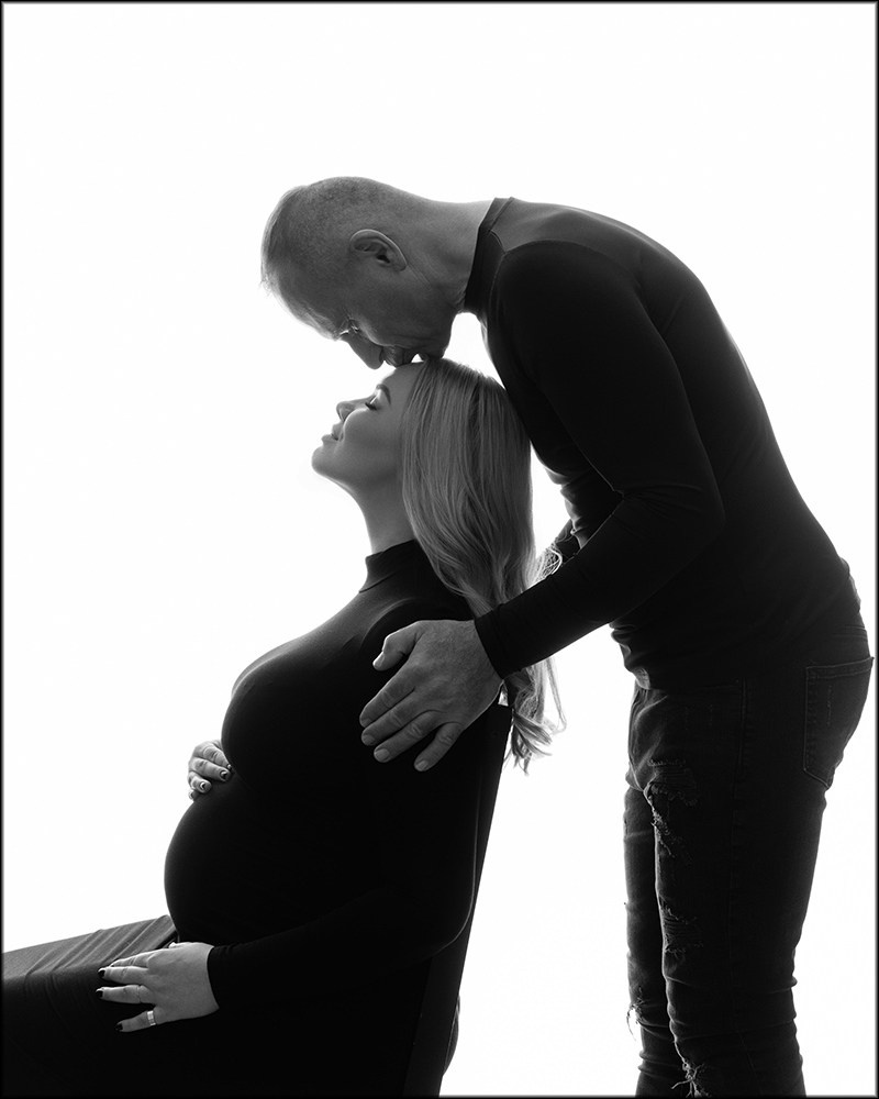 Ehefrau und zärtlicher Kuss des Ehemanns