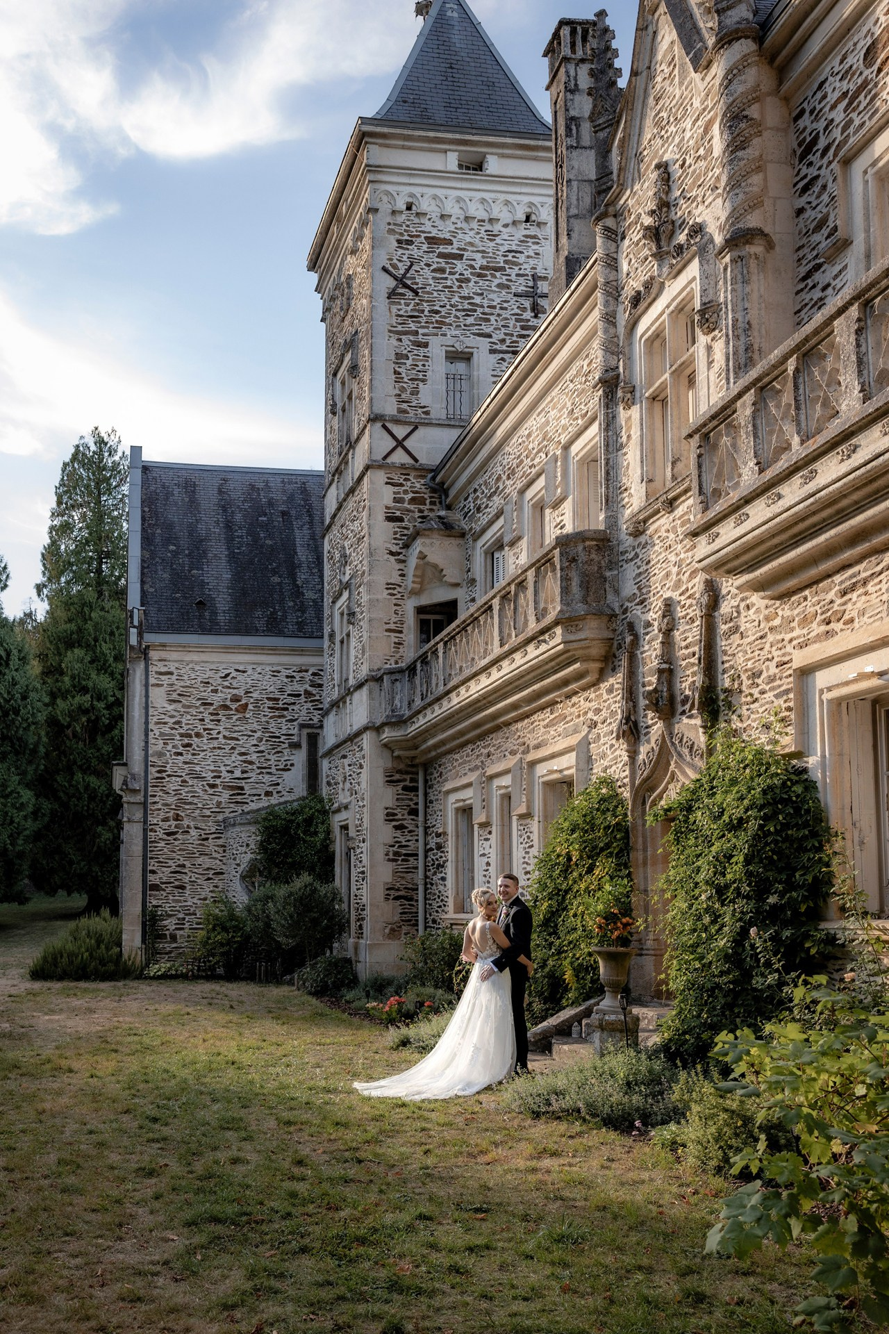 Château wedding venue inDordogne surrounded by countryside.