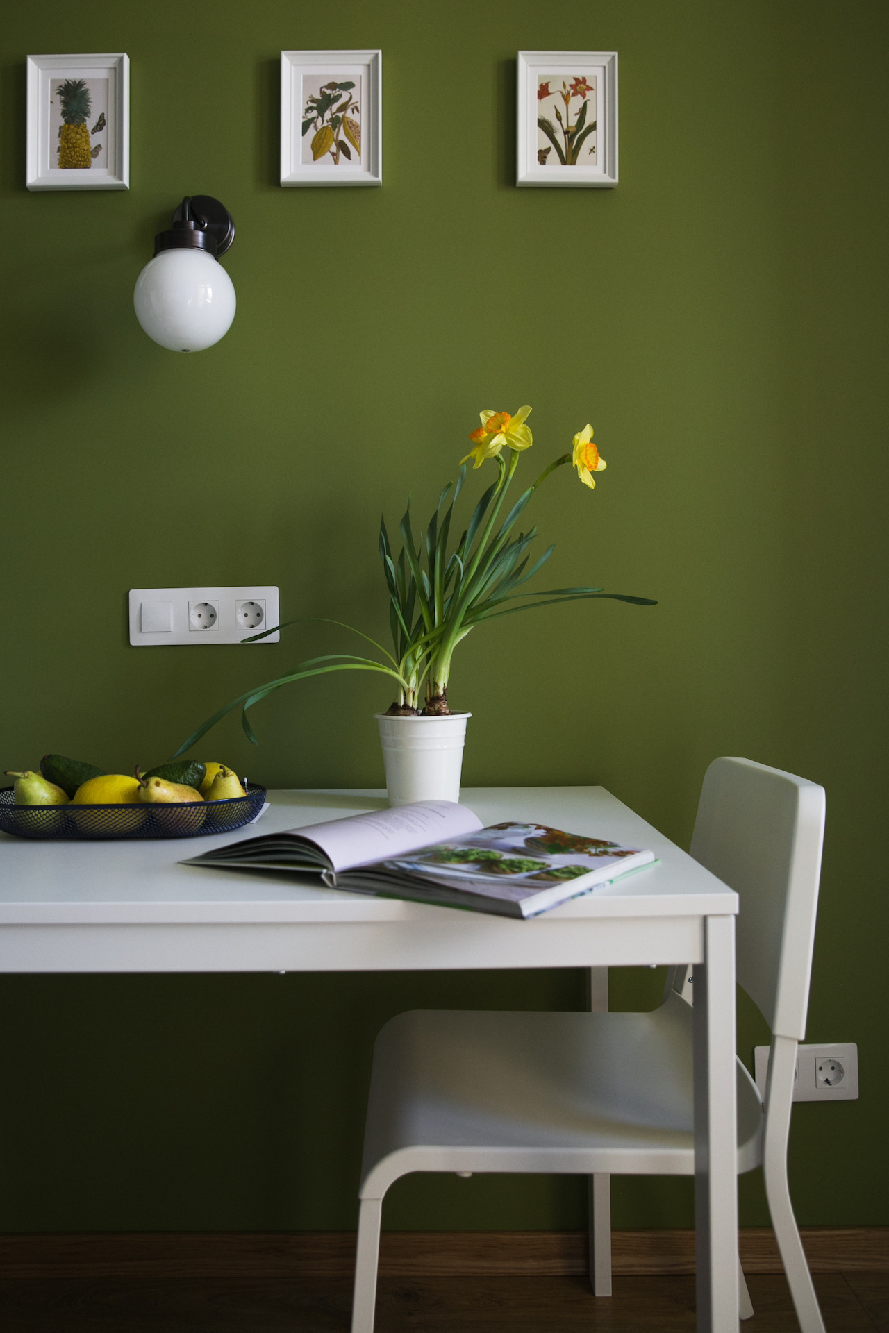 Мини-кухня с яркими фасадами и обеденным столом на две персоны.