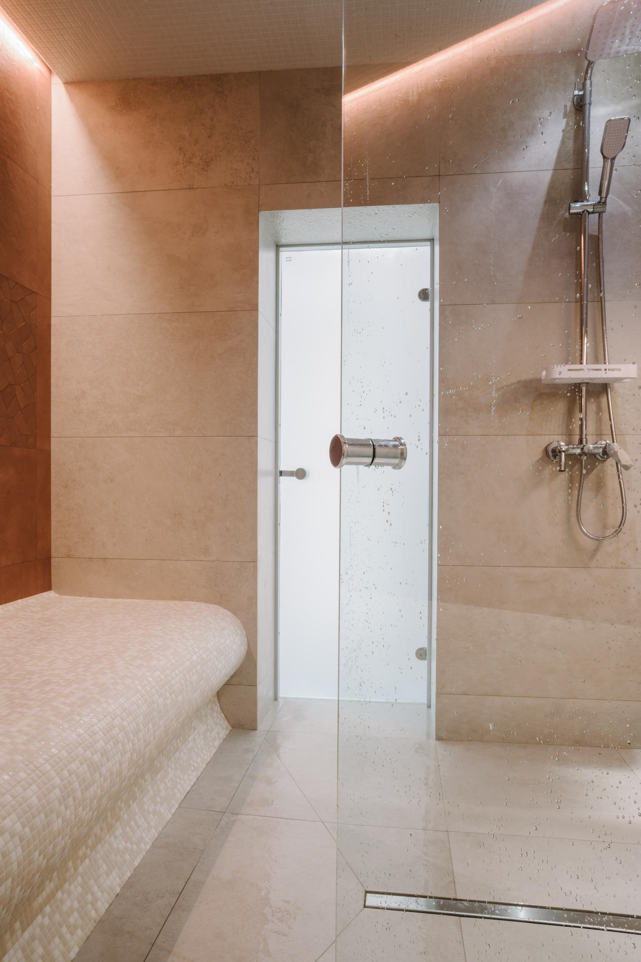 Дизайн хаммама, мраморные полы и стены, украшенные мозаикой.