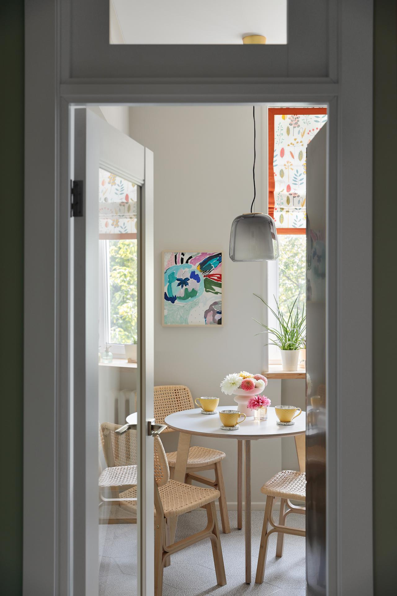 Стеклянные двери в пол пропускают много света