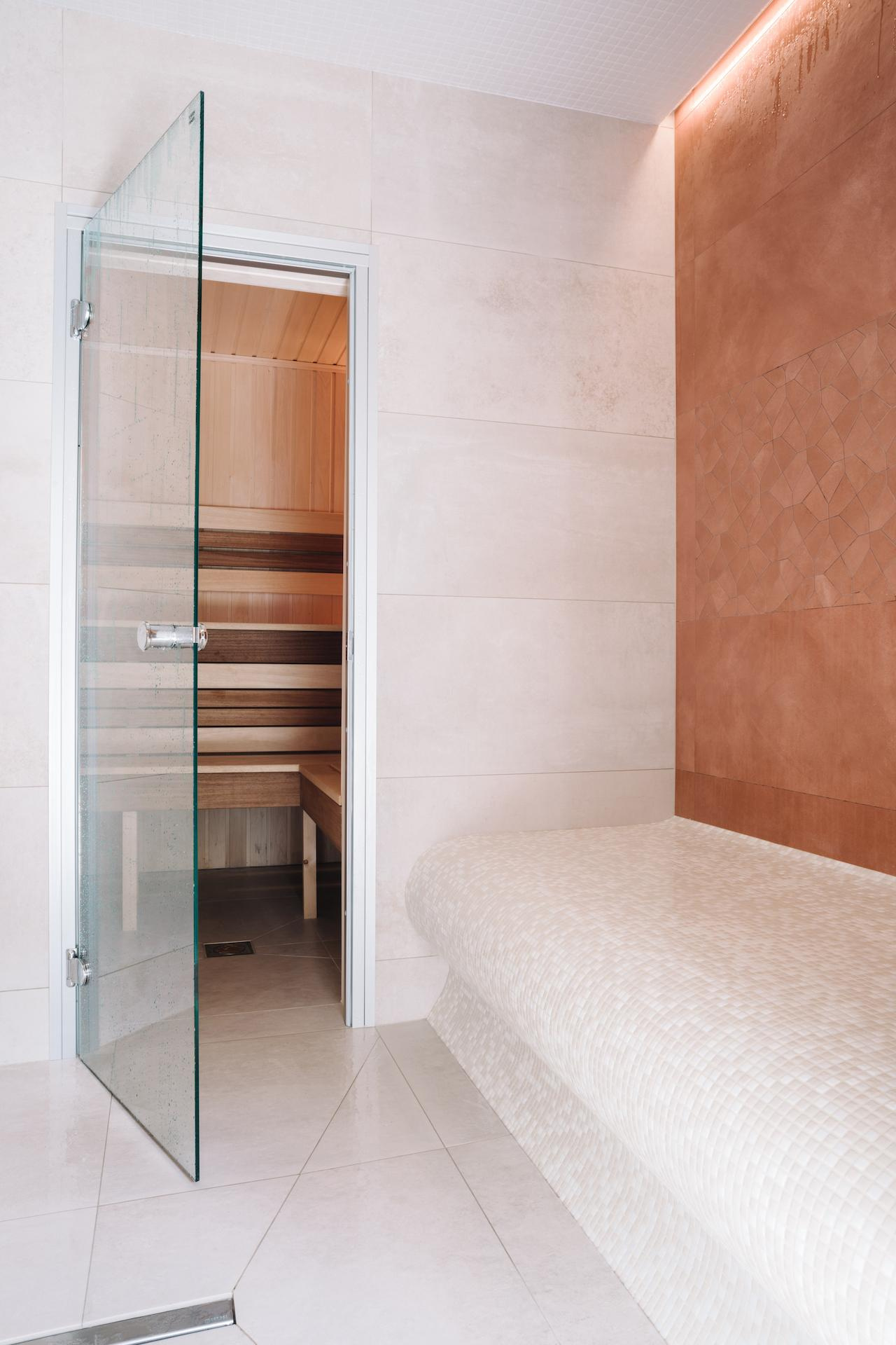 Стеклянная дверь хаммама для контроля температуры и доступа свежего воздуха.