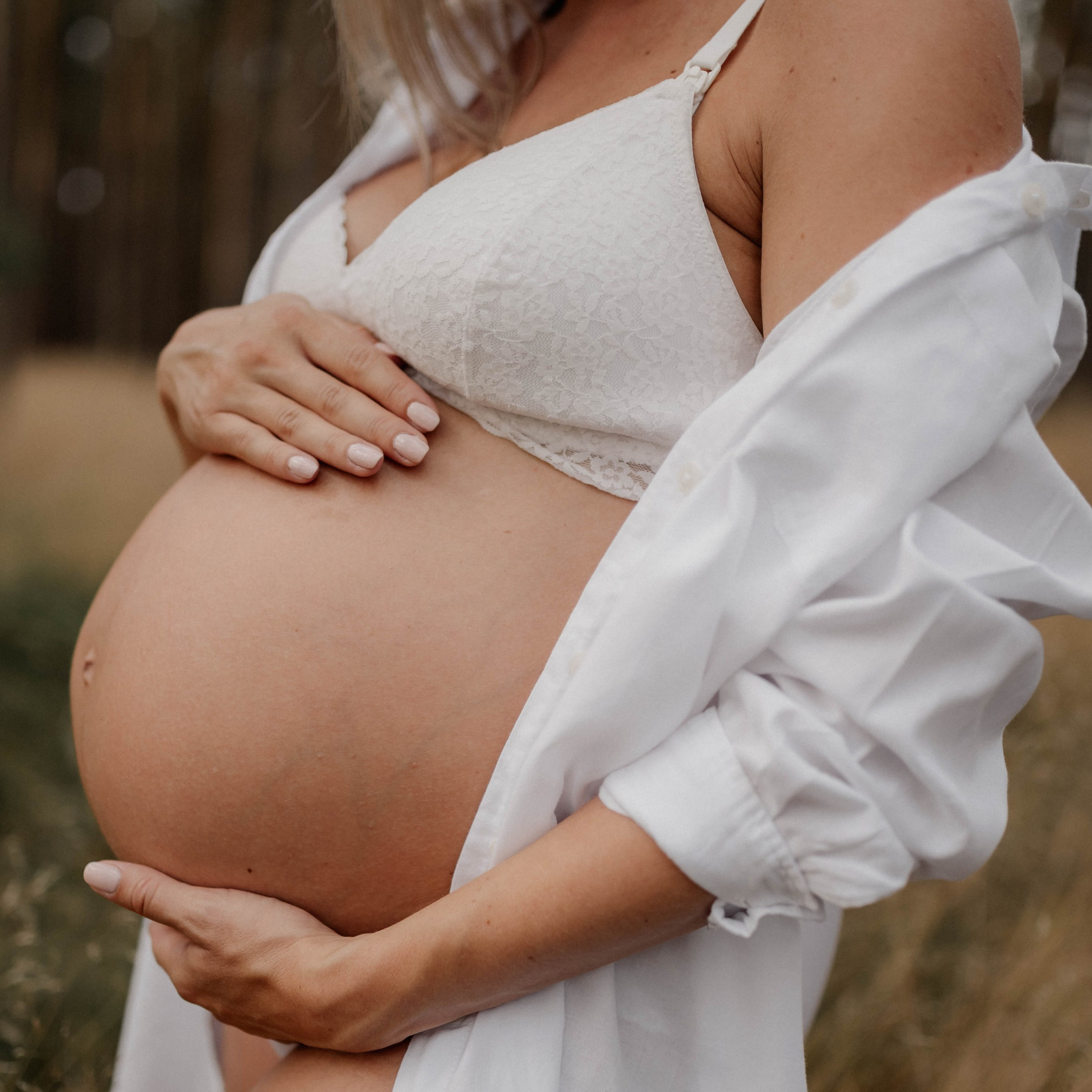 Schwangerschaftsfotografie in Neuendettelsau – liebevolle Umarmung