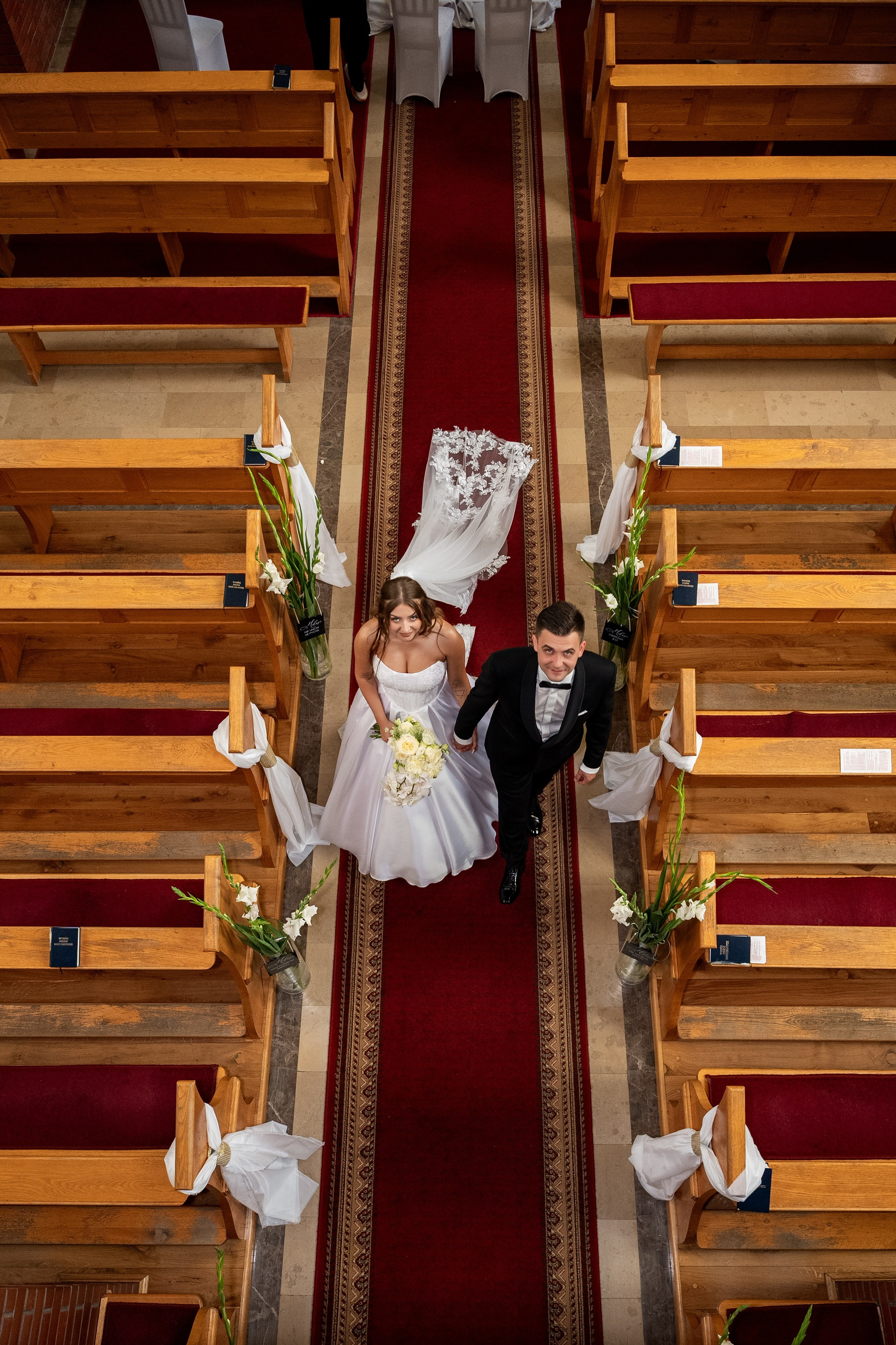 Fotografia ślubna w kościele w Polsce: porady i prawdziwe przykłady zdjęć
