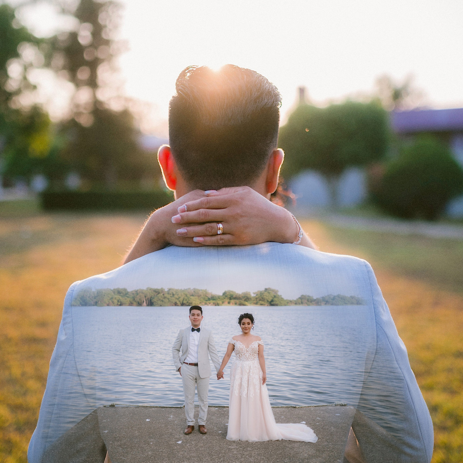 Pareja de novios caminando de la mano al atardecer con velo al viento, fotografía de bodas en exterior, Carlos RaGo fotógrafo México