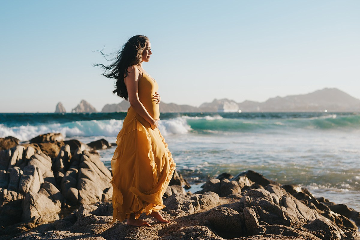 Maternity photo session at Médano Beach, Los Cabos expecting mother by the ocean
