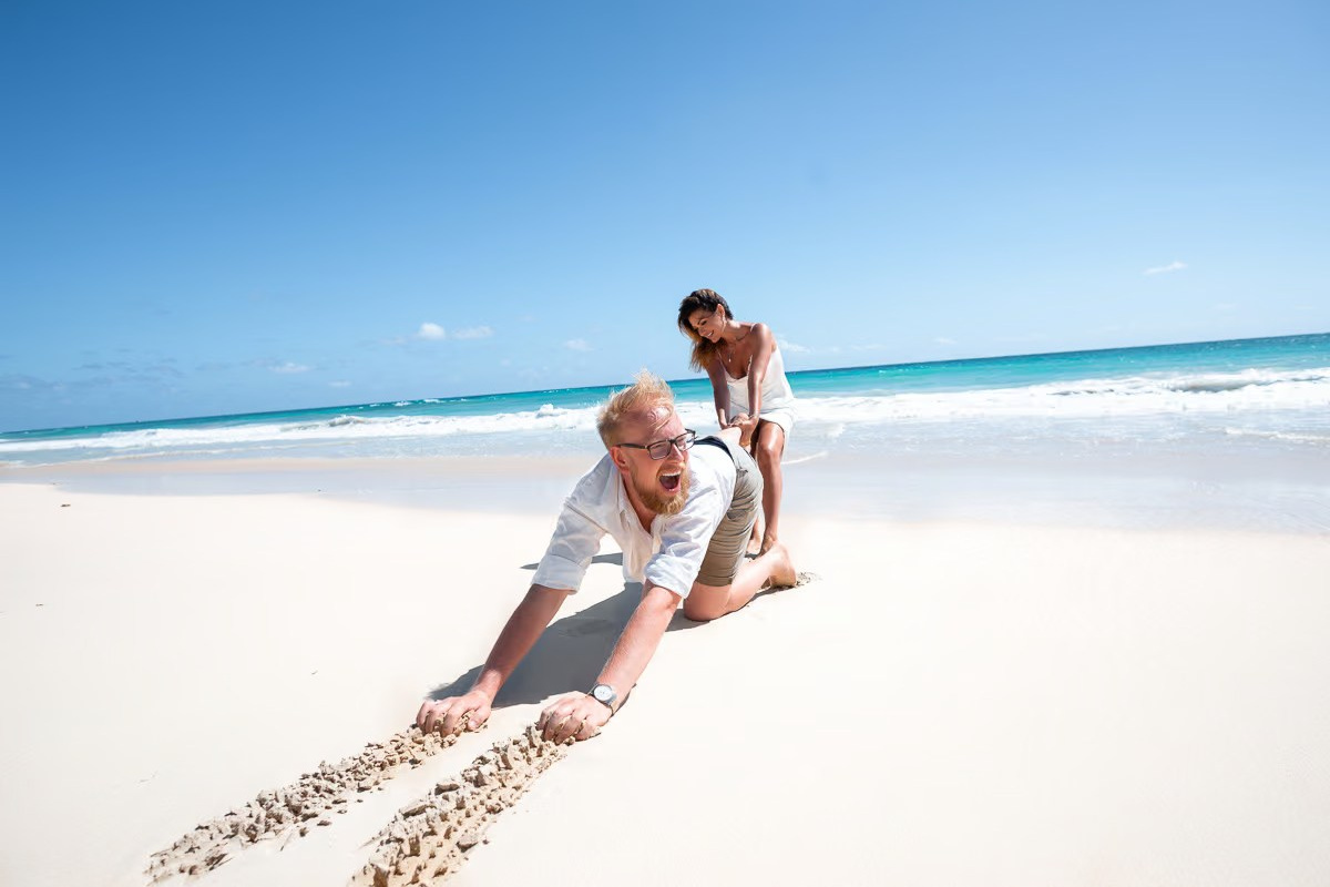 Romantic couple photoshoot in Punta Cana by a professional photographer