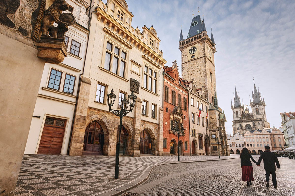 Aimee & Jonathan Sunrise Proposal on Charles Bridge, Prague | Engagement Photographer Prague