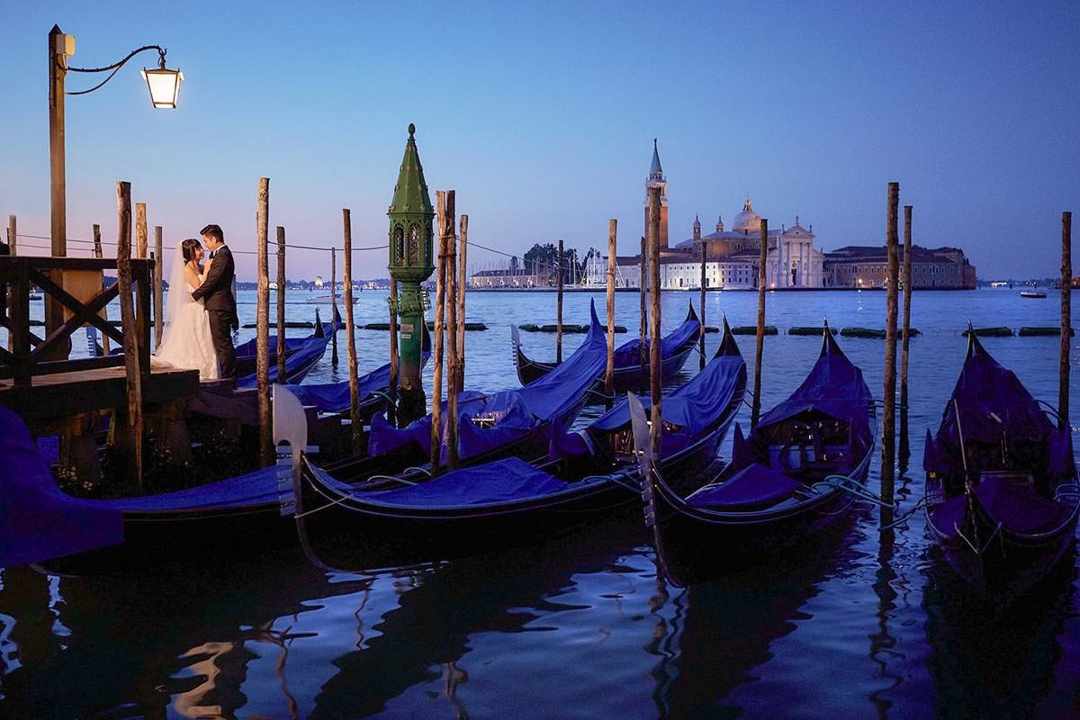 Daisy and Luis are above the gondola as the sky turns from blue to pink and purple.