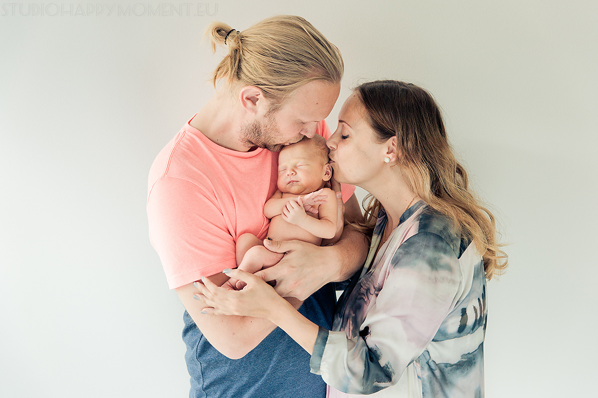 Image result for vastasyntyneen kuvaus helsinki, perhekuvat newbornin kanssa