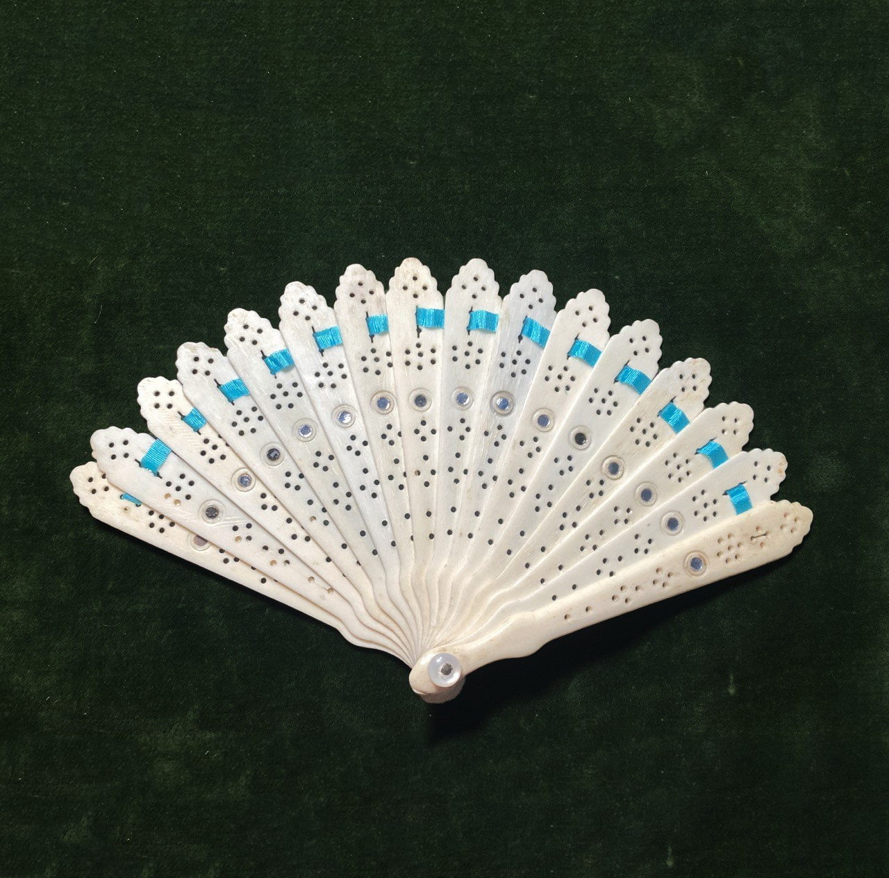 Antique fans. Современнные и актикварные украшения в Барселоне, Москве и Санкт-Петербурге