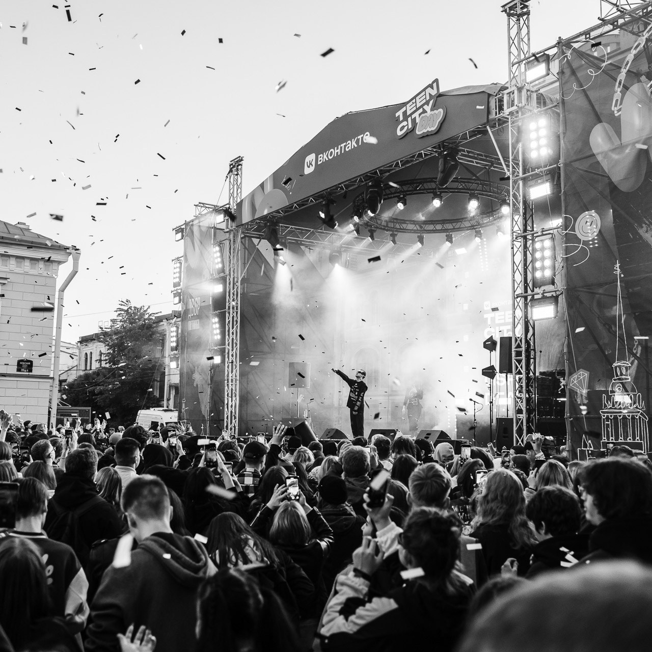 Fotografia di evento con folla e palco, reportage e fotografia corporate