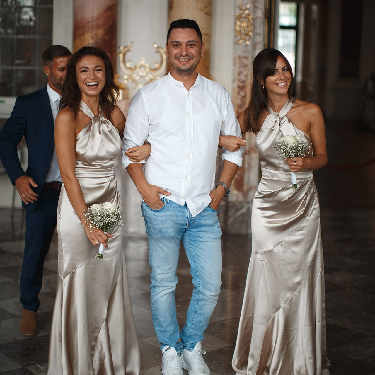 Fotograf mit Familie und Freunden vor einer historischen Kulisse – stilvolle Hochzeitsfotografie