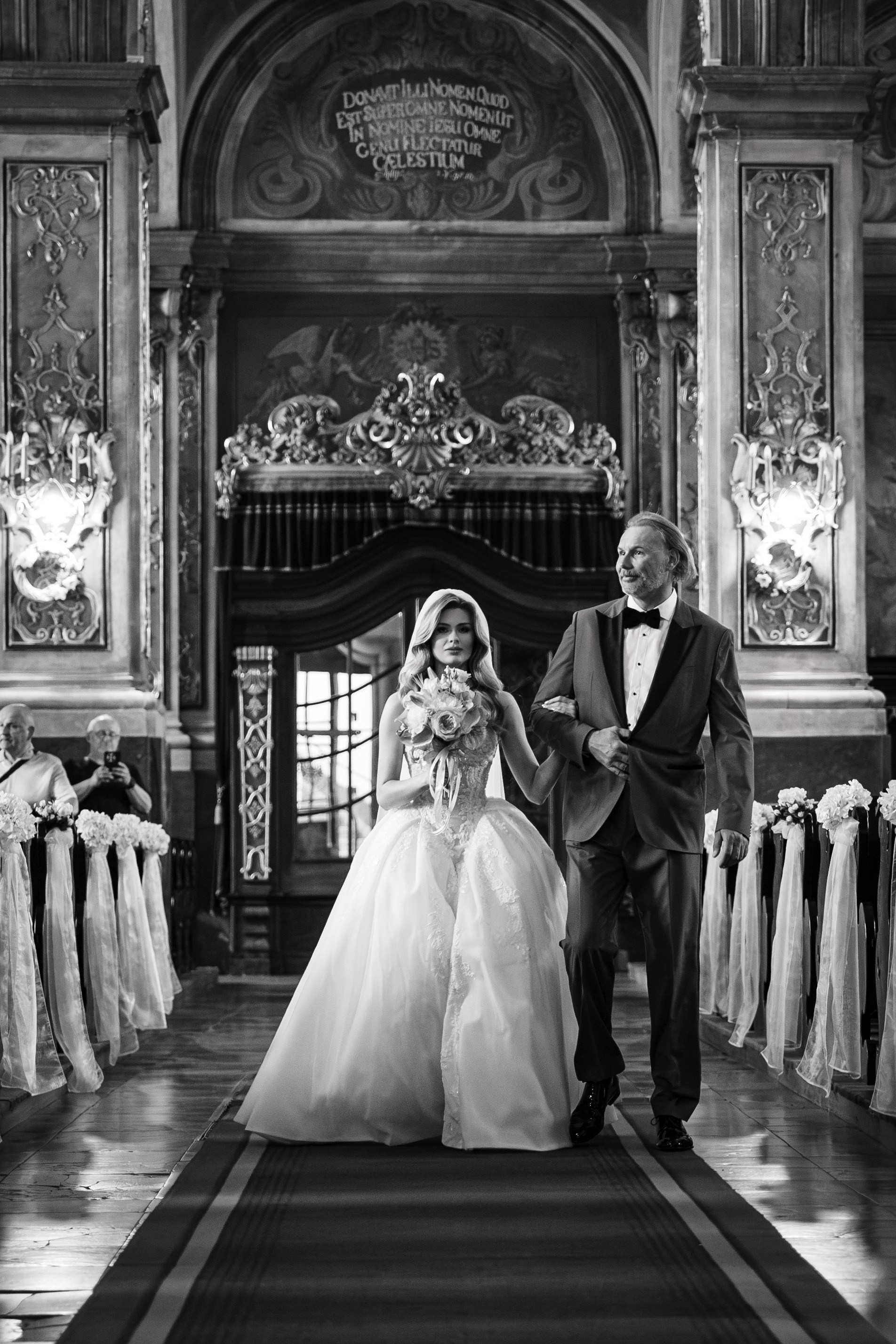 Jan i Ewa: Reportaż ślubny w Mercure Wrocław Centrum, kościele i studio fotograficznym. SL Wedding Photo — Editorial, Elegant & Timeless Wedding Photography in Poland and Across Europe